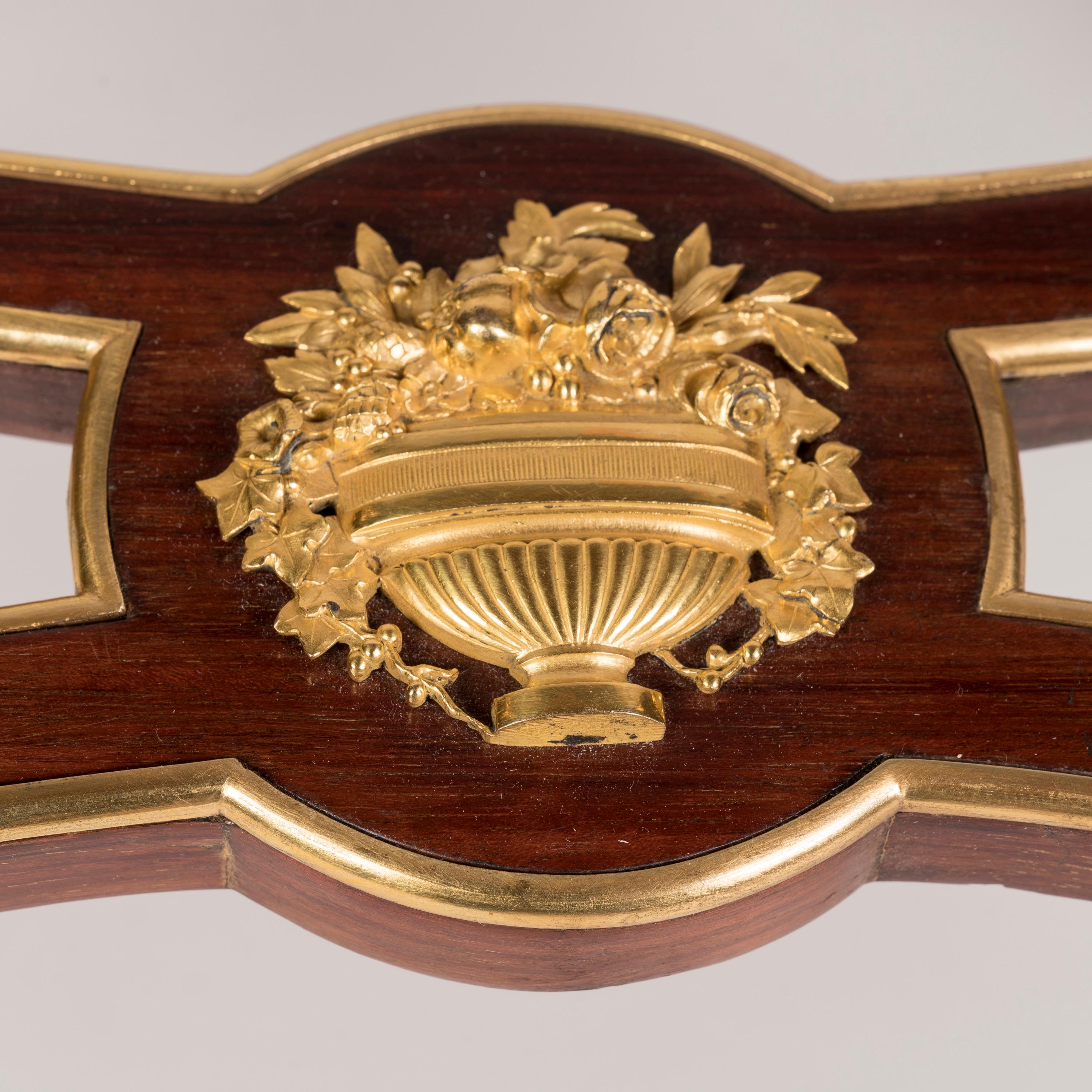Cabinet in amboyna e lacca con ormolu del XIX secolo di Henry Dasson di Parigi in vendita 2