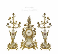 Berliner Kpm Porzellan-Uhr-Set mit Goldbronze-Montierung aus dem 19. Jahrhundert