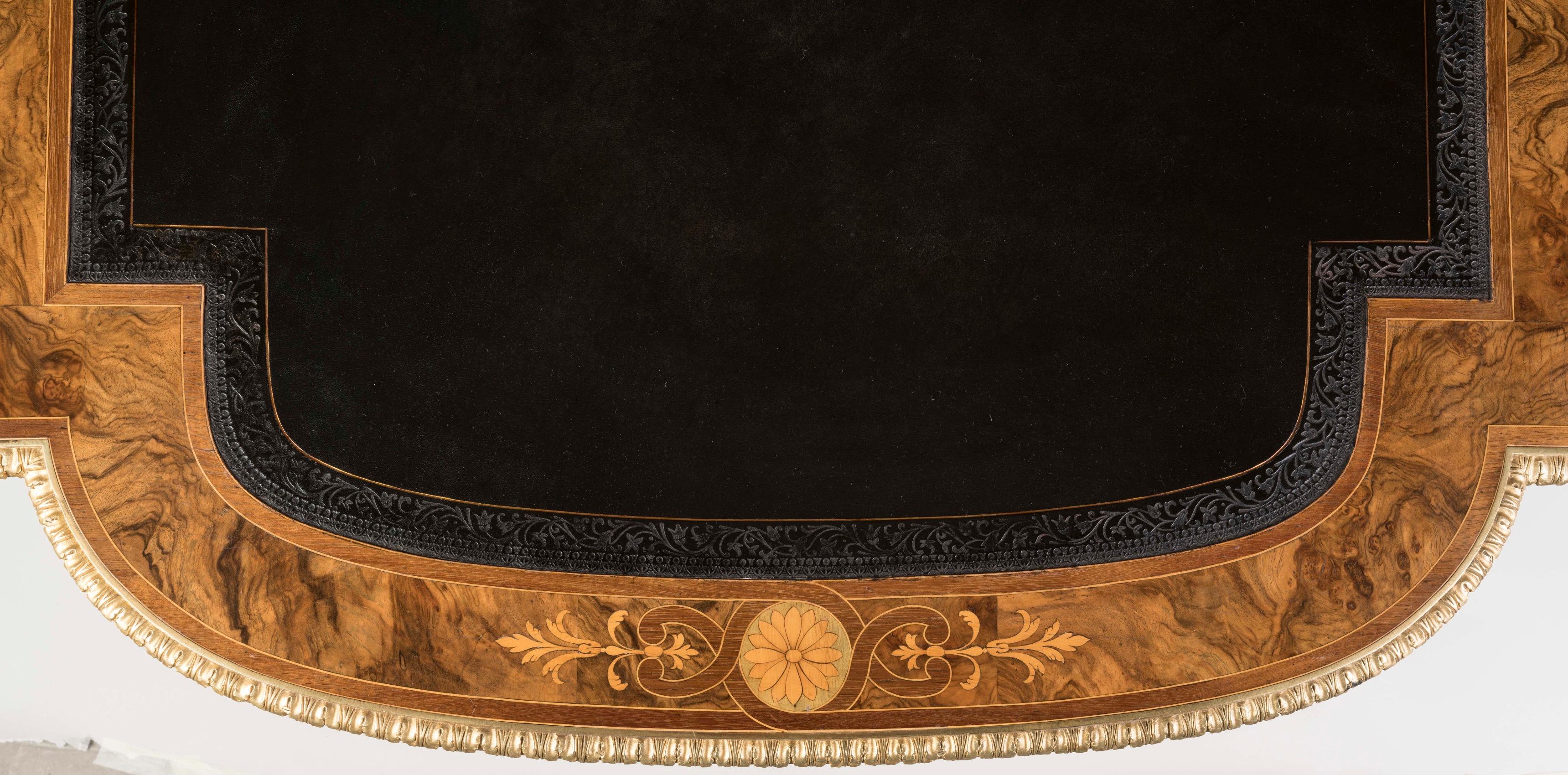 Mesa de nogal de rebabas del siglo XIX, estilo Luis XVI, montada en ormolina, de Pretot Cuero en venta