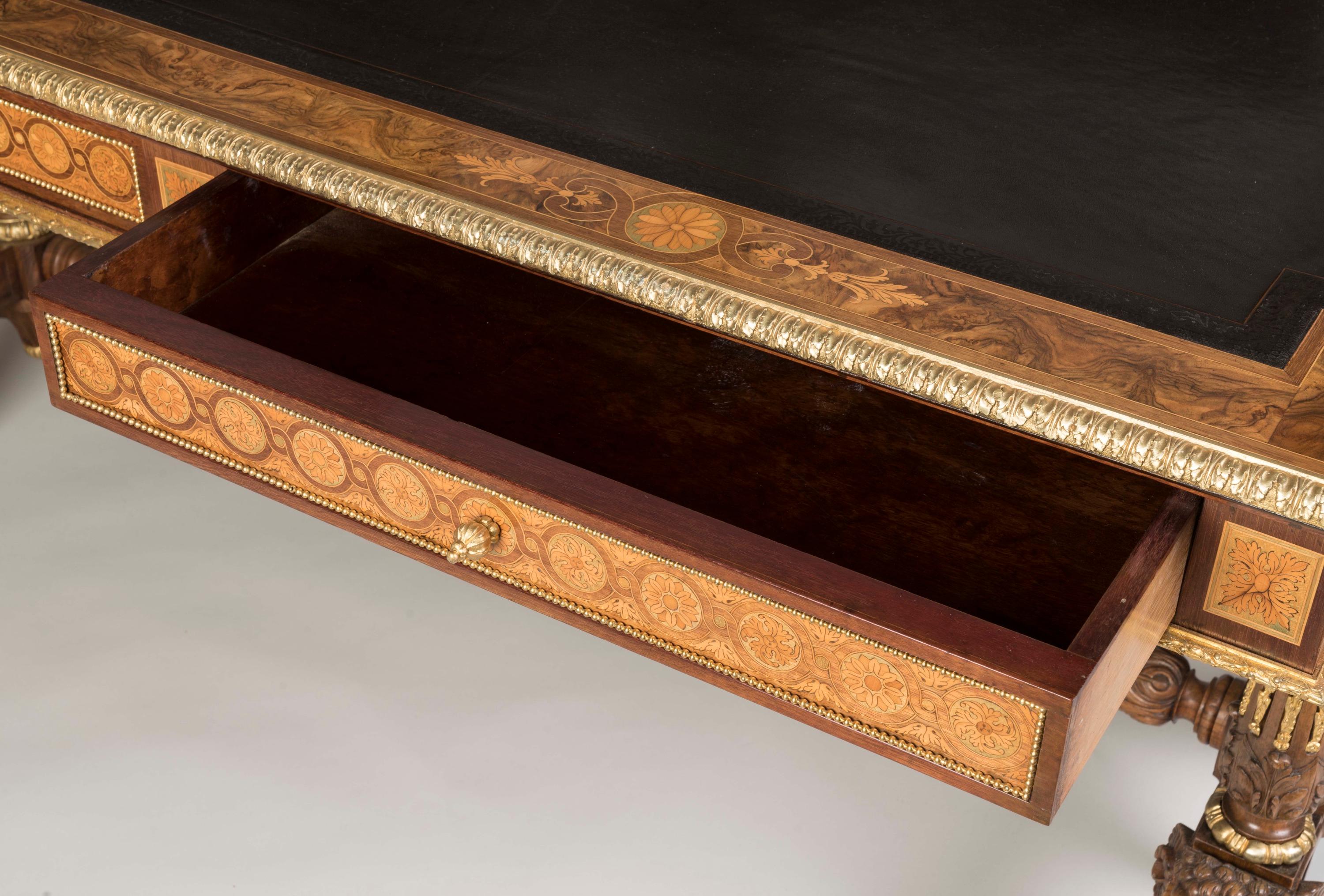Mesa de nogal de rebabas del siglo XIX, estilo Luis XVI, montada en ormolina, de Pretot en venta 3