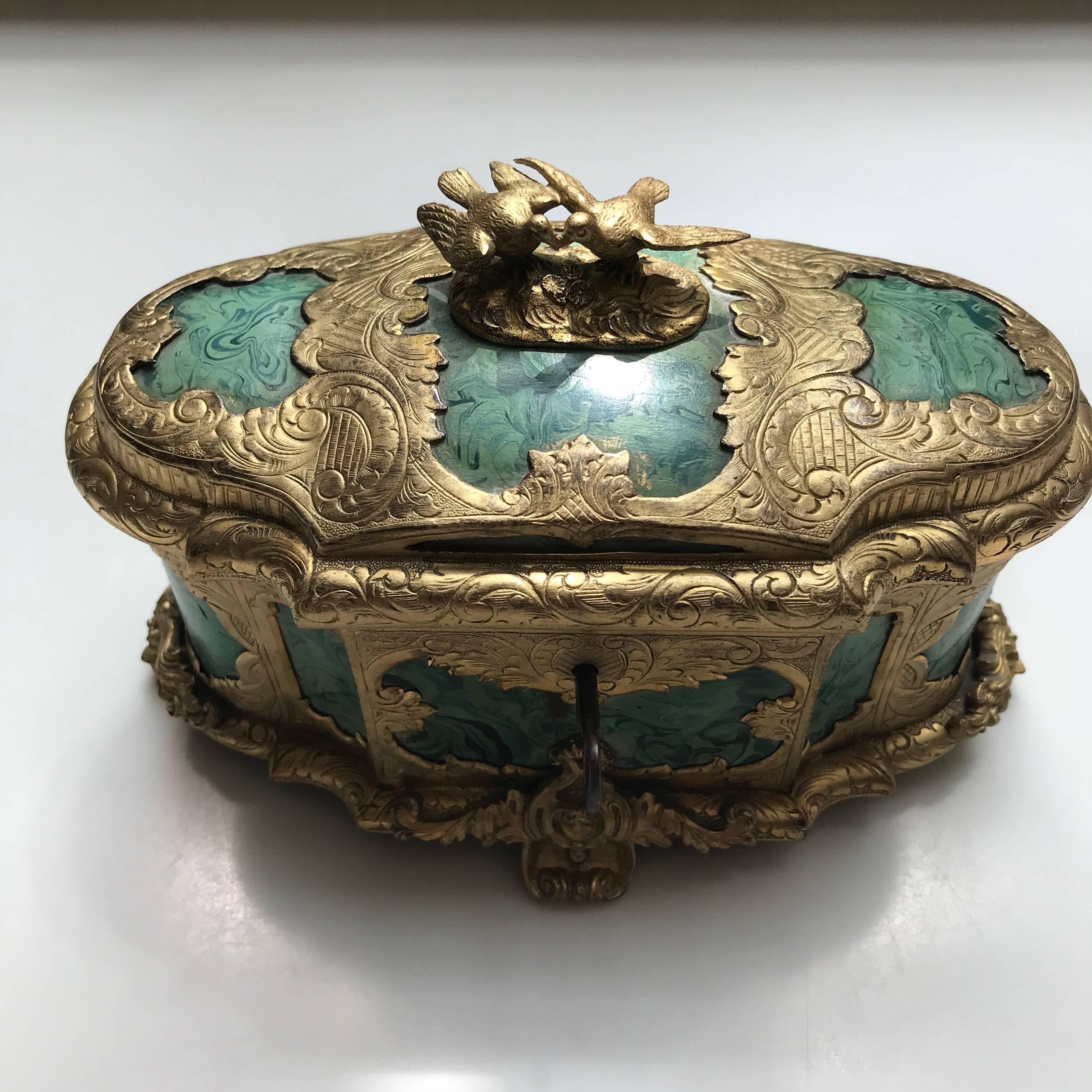 19th century ormolu-mounted faux malachite casket.
Dimensions: 13 cm. hig; 17 cm. wide; 10 cm. deep.