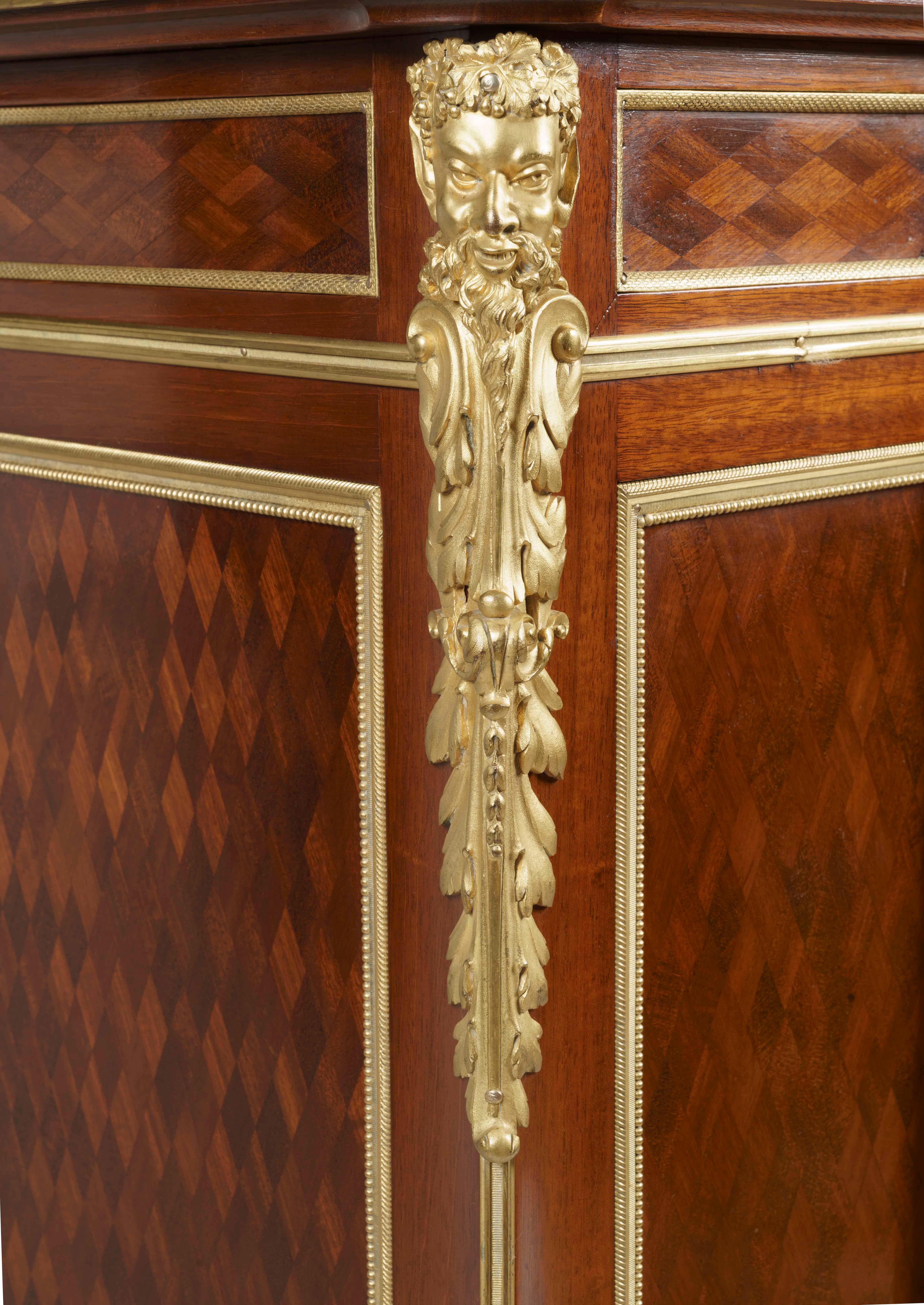 Louis XV Cabinet en parqueterie du XIXe siècle avec supports dorés par François Linke en vente