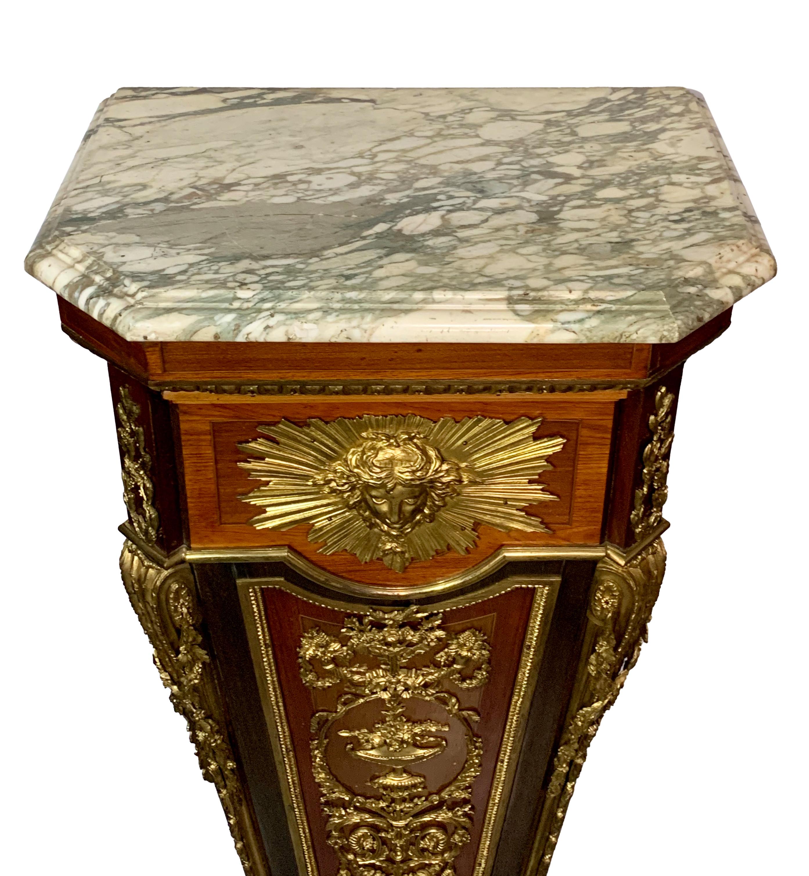 Goldbronze-Sockel aus dem 19. Jahrhundert nach Jean Henri Riesener im Angebot 3