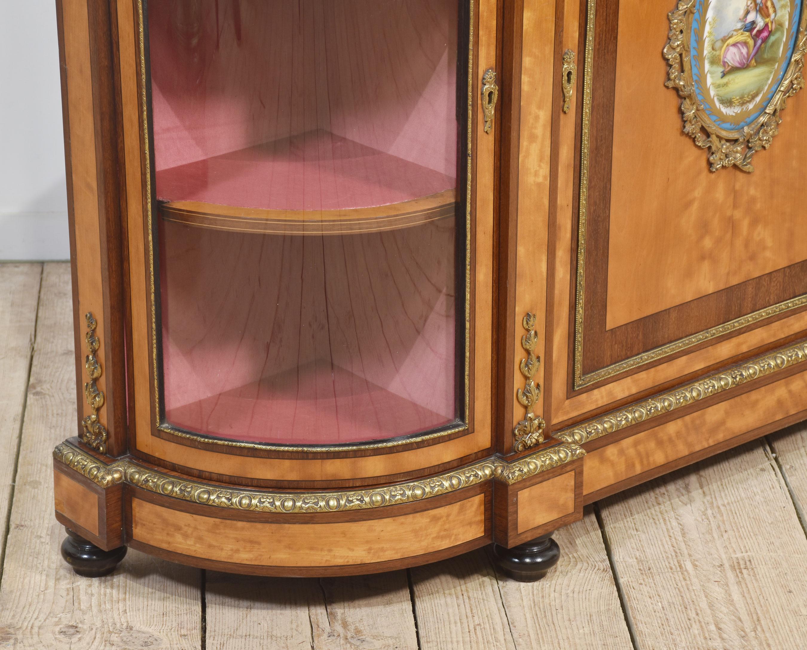aparador de madera satinada del siglo xix montado en ormolu en venta 4