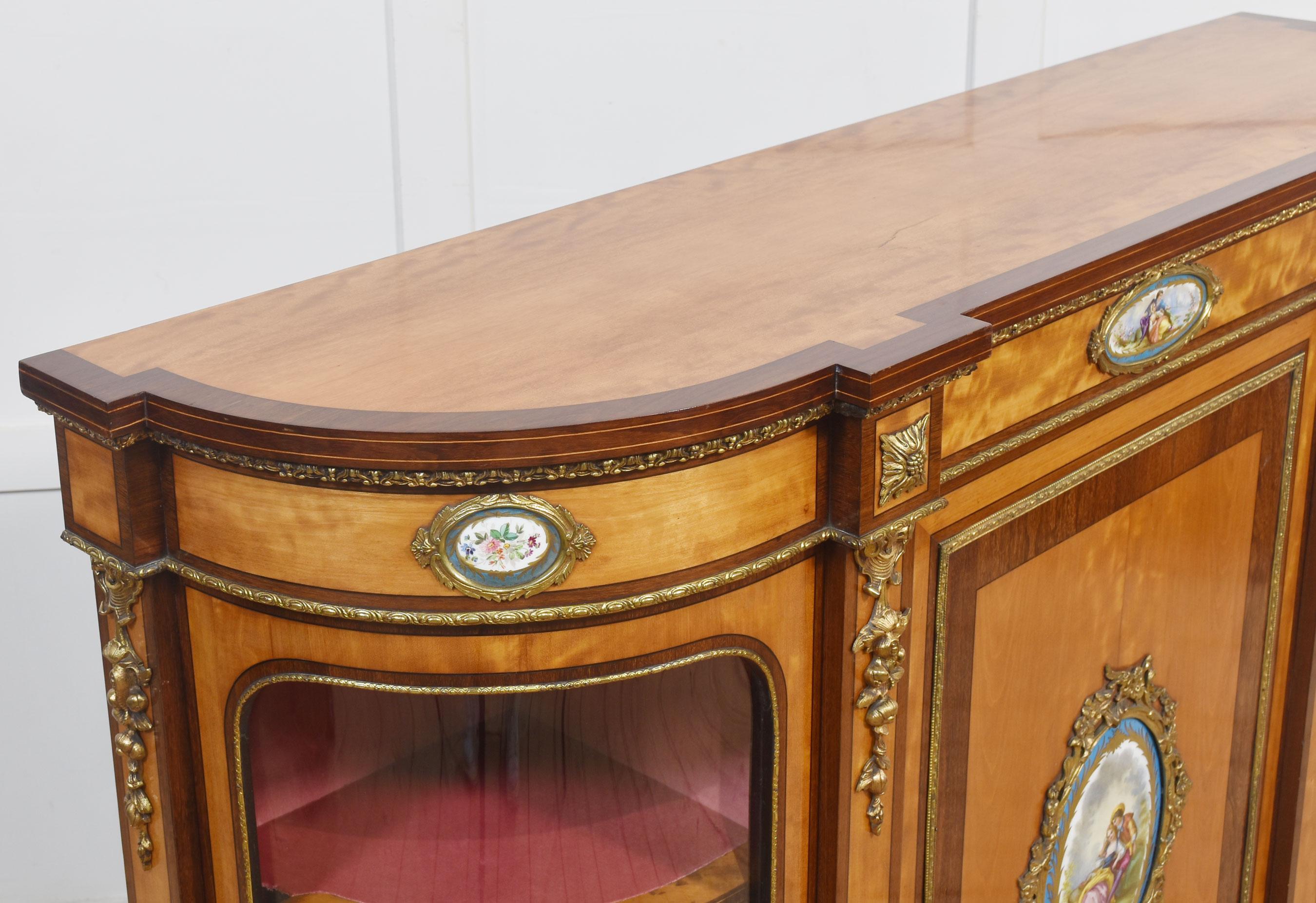 aparador de madera satinada del siglo xix montado en ormolu en venta 5