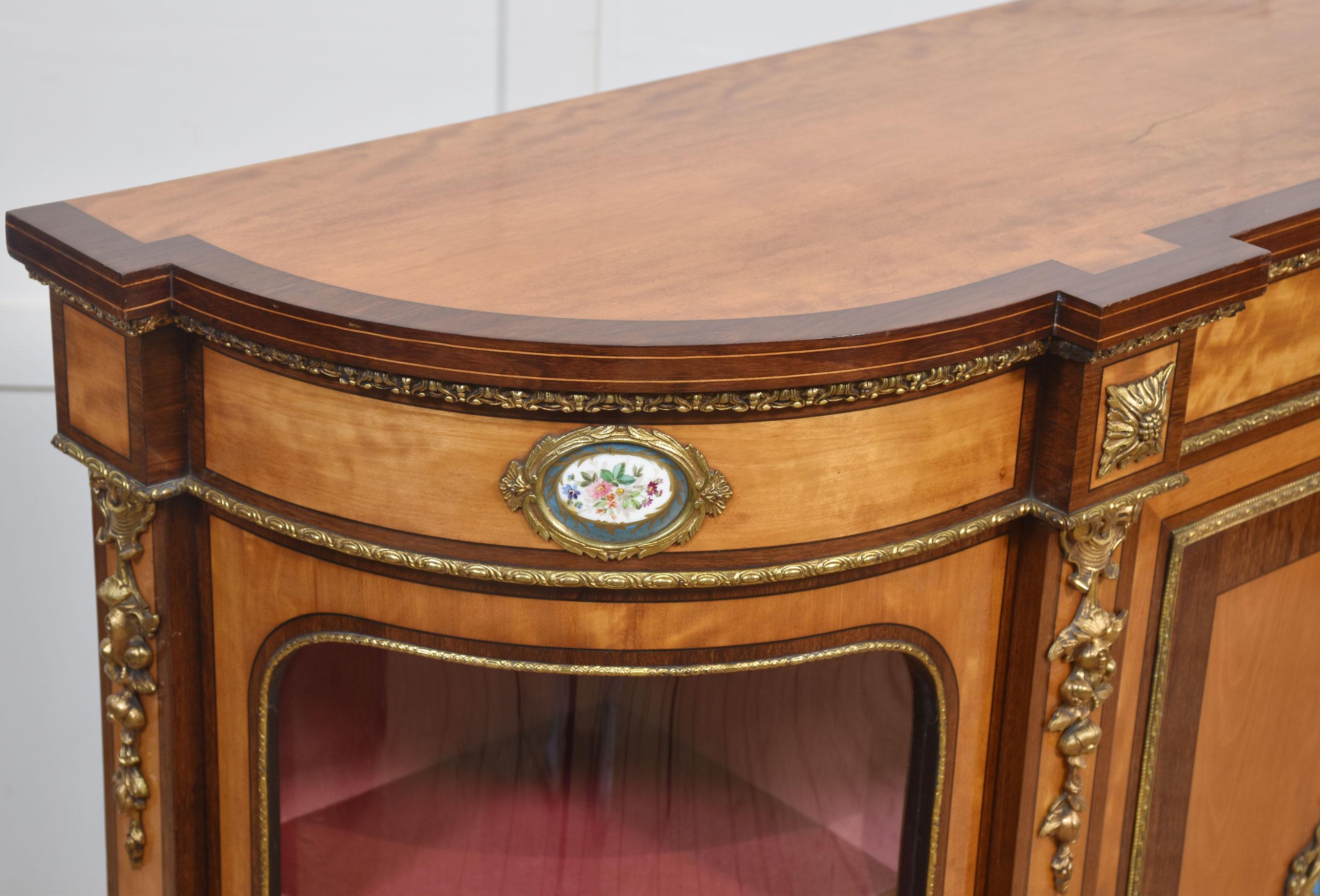 aparador de madera satinada del siglo xix montado en ormolu en venta 6