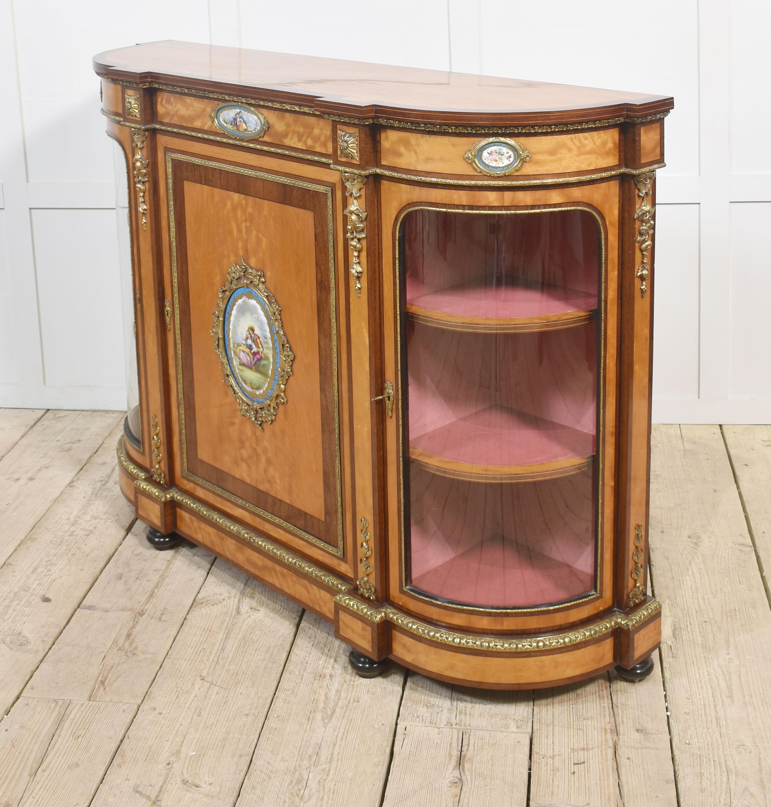 aparador de madera satinada del siglo xix montado en ormolu en venta 7