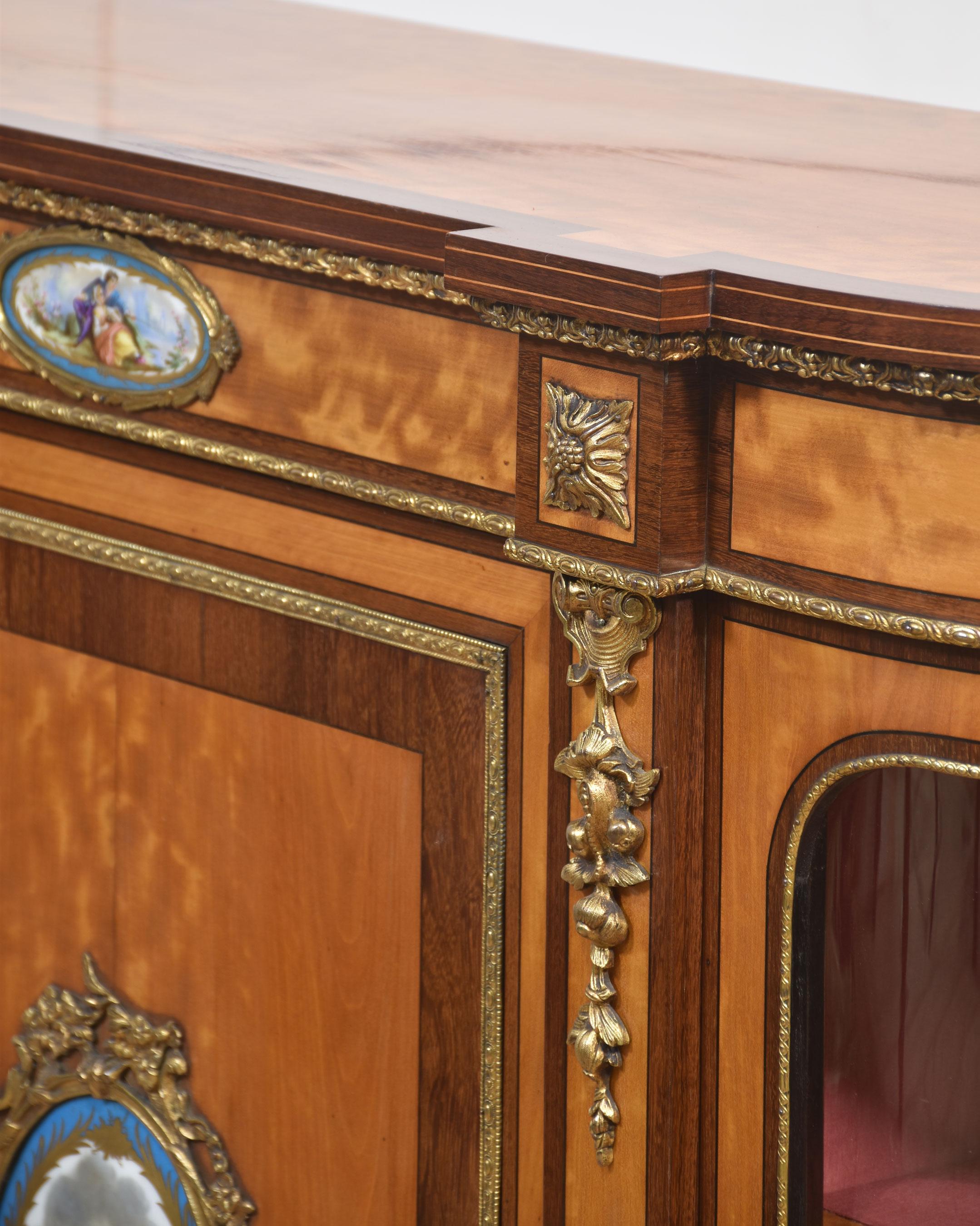aparador de madera satinada del siglo xix montado en ormolu en venta 8