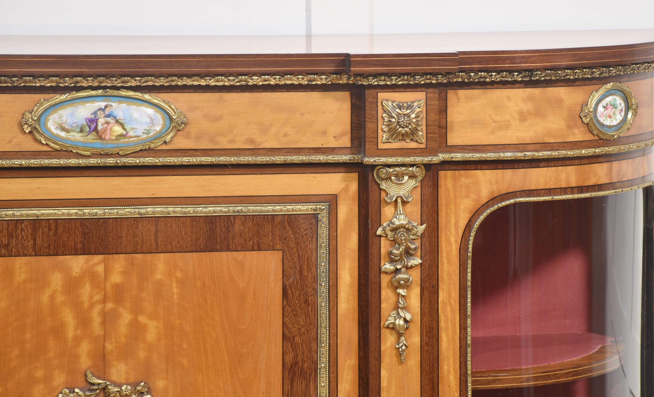 aparador de madera satinada del siglo xix montado en ormolu Británico en venta