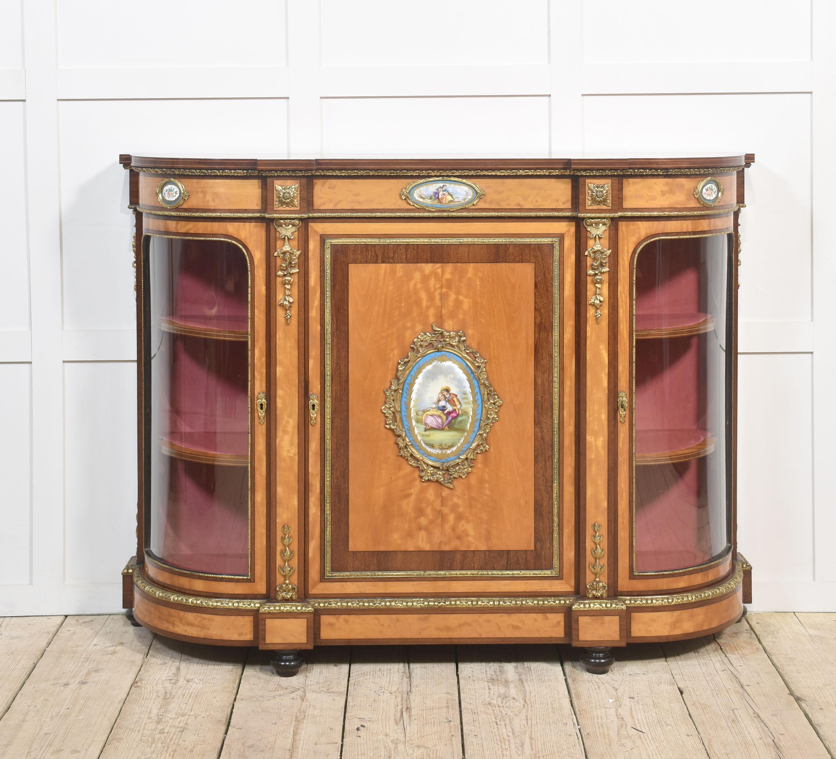 aparador de madera satinada del siglo xix montado en ormolu siglo XIX en venta