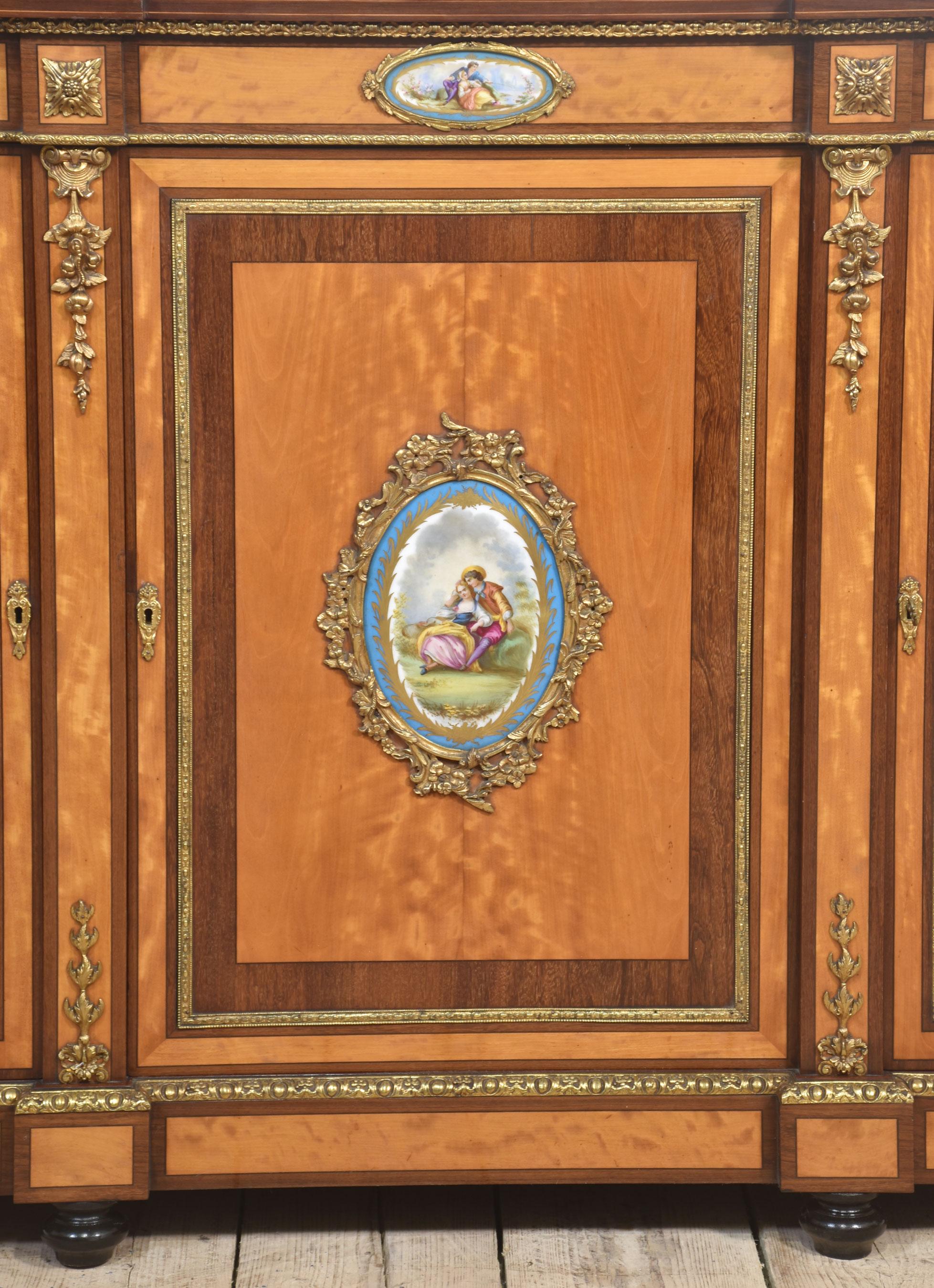 aparador de madera satinada del siglo xix montado en ormolu Madera satinada en venta