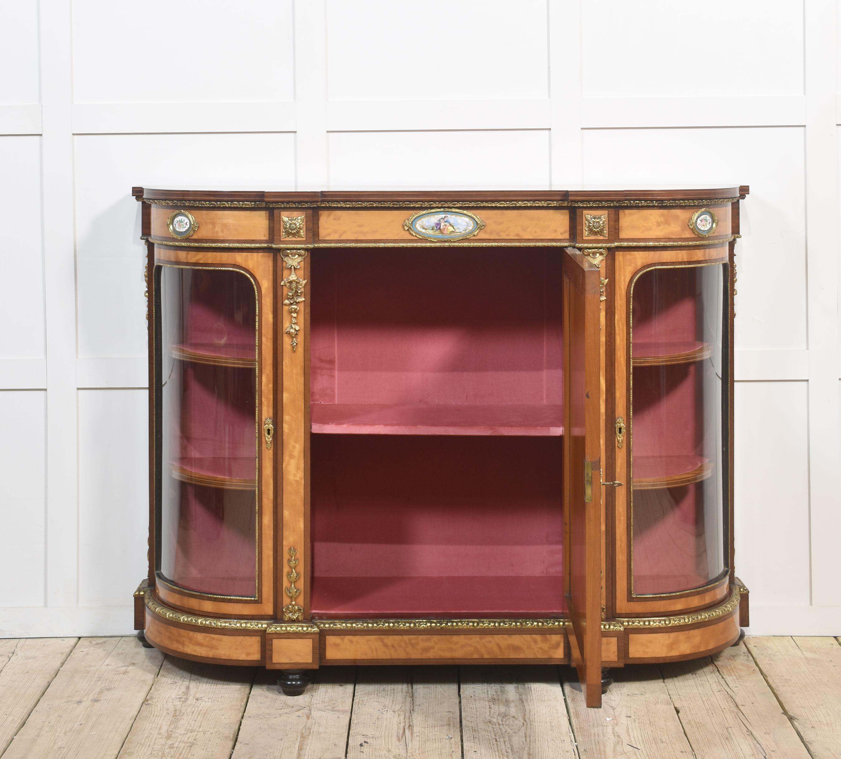 aparador de madera satinada del siglo xix montado en ormolu en venta 1