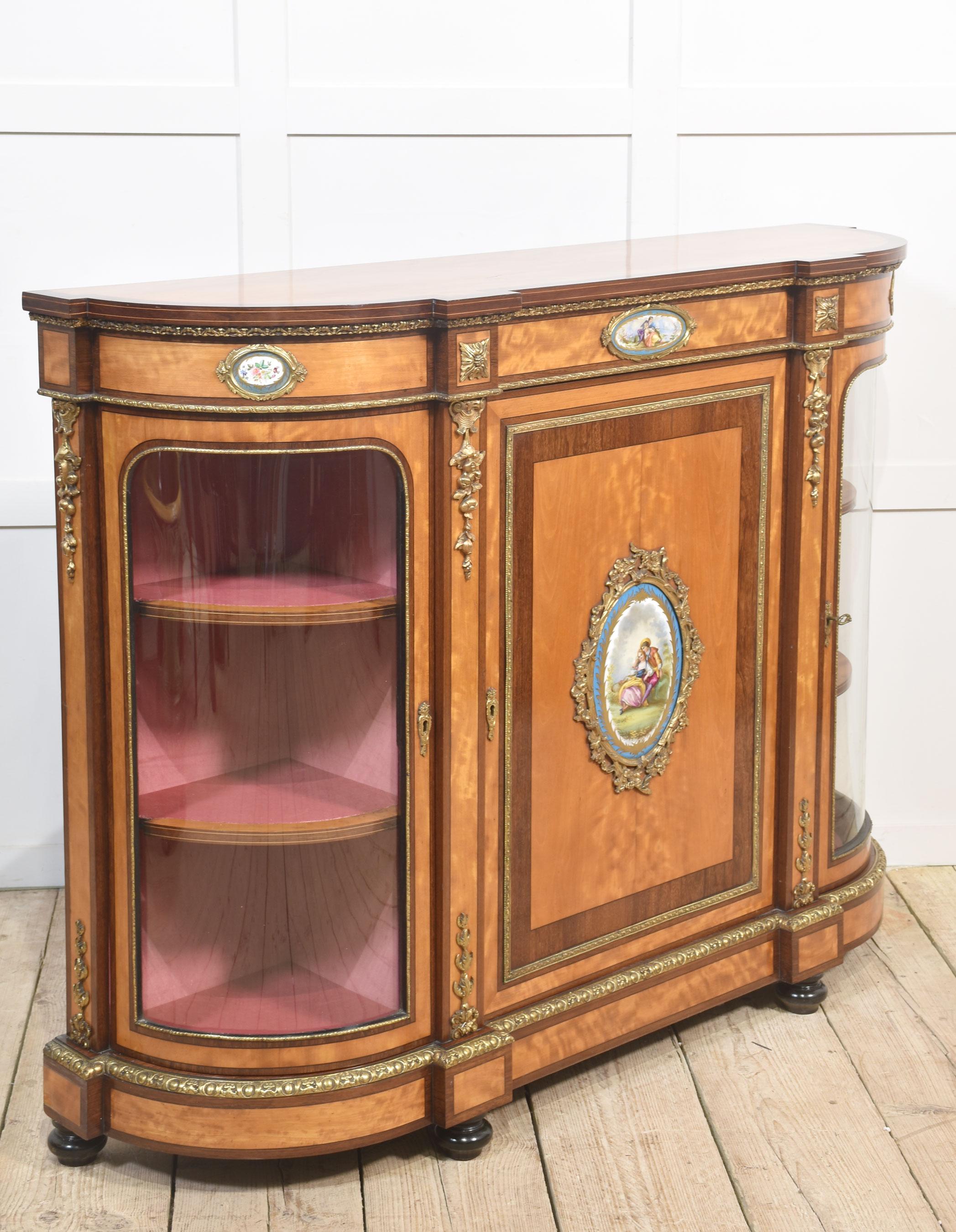aparador de madera satinada del siglo xix montado en ormolu en venta 3