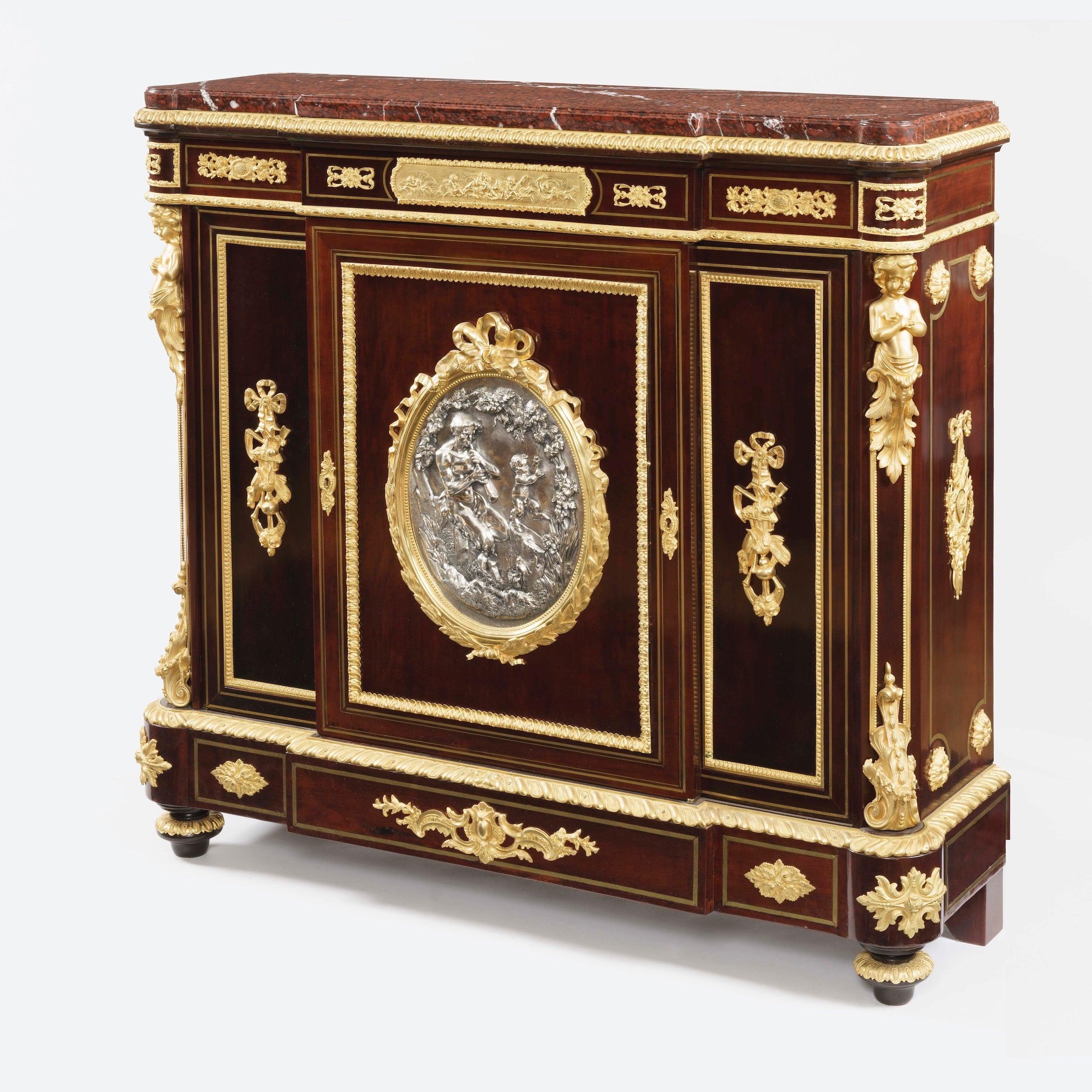 A fine Meuble d'Appui by Vedder of Paris

Constructed from gently patinated mahogany with brass-inlay to the edges, the cabinet of breakfront form resting on decorated toupie feet to the front, the canted corners carrying ormolu scrolled ornament