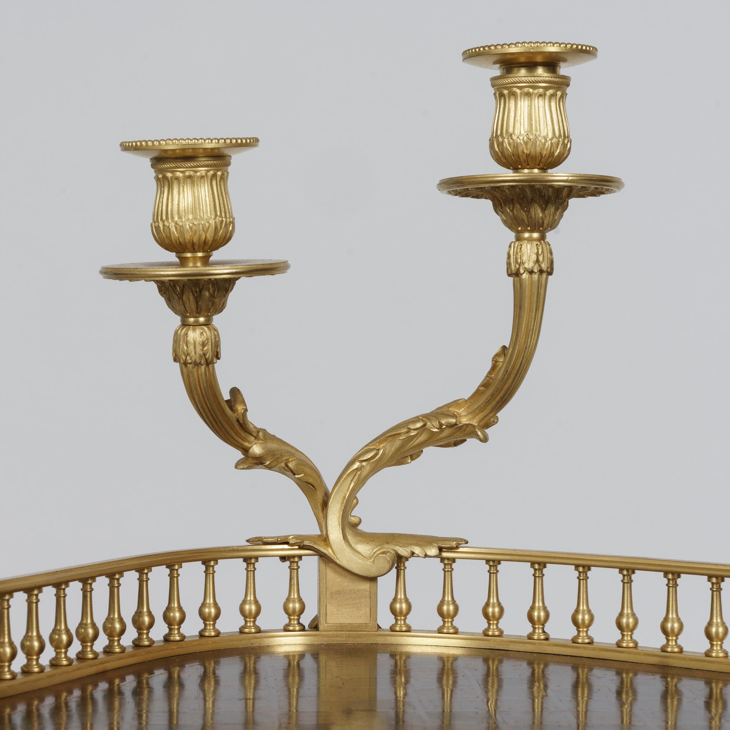 Ormolu-gefasster Tisch des 19. Jahrhunderts im Louis-XV-Stil von Maison Sormani (Parkettarbeit) im Angebot