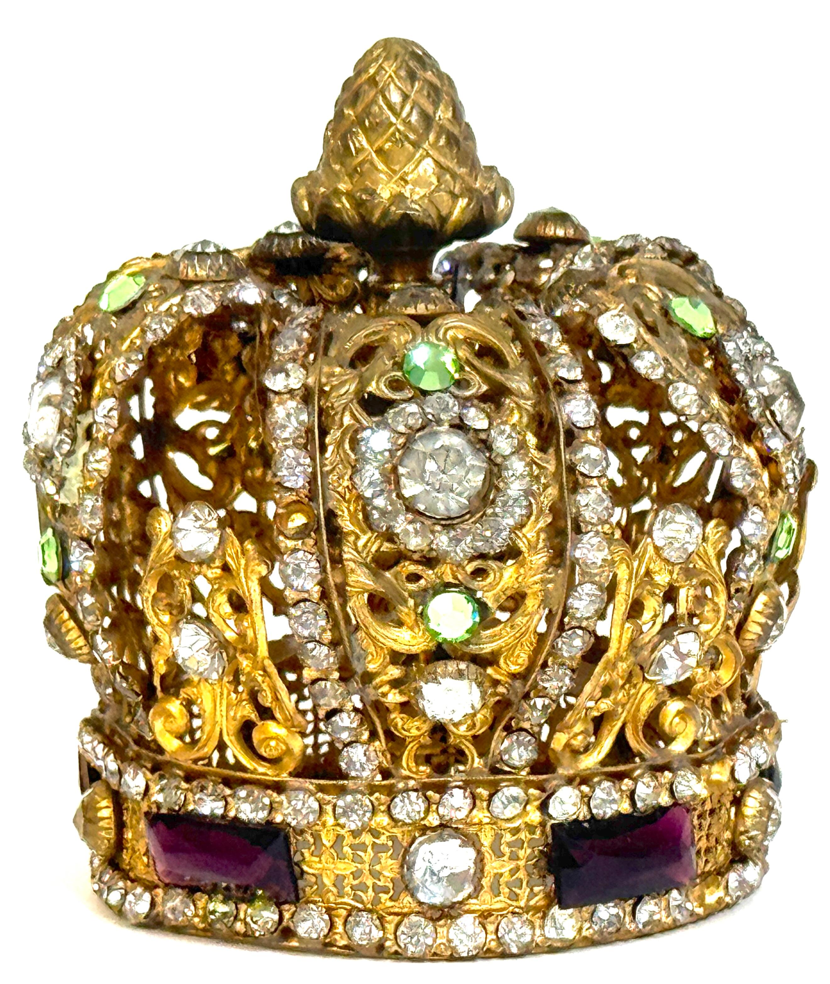 Corona del XIX secolo in Ormolu e gemme in pasta - Statua ecclesiastica con pinna d'acanto

Una squisita corona continentale in ormù della fine del XIX secolo, riccamente fusa e cesellata a traforo con foglie d'acanto che scorrono, bordi perlinati e