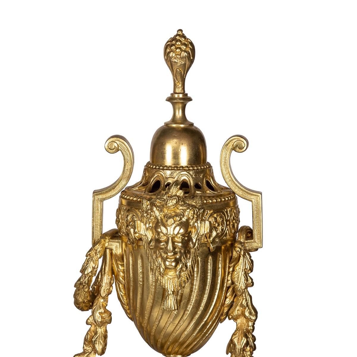 Una splendida coppia di chenet per caminetto del XIX secolo in stile Ormolu. Questi chenet in bronzo presentano un motivo floreale a fogliame che ricopre l'intero oggetto con dettagli spettacolari. Questi chenet sono un complemento ideale per