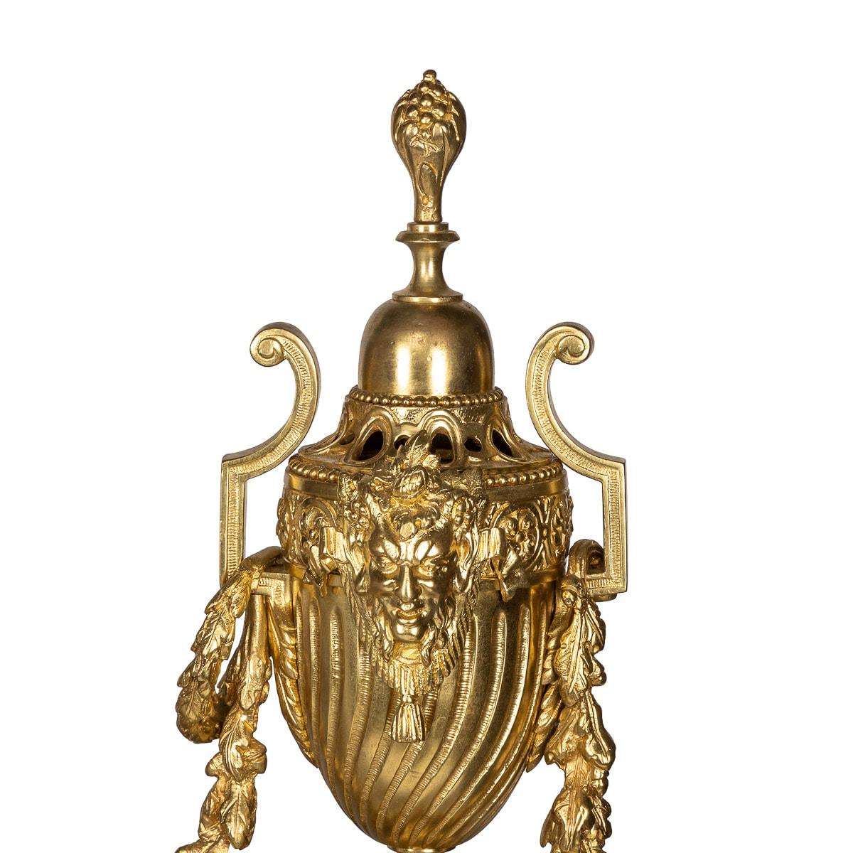 Une superbe paire de chenets de cheminée du 19ème siècle dans le style Ormolu. Ces chenets en bronze sont ornés d'un motif floral couvrant l'ensemble de la pièce avec des détails spectaculaires. Ces chenets seraient une pièce supplémentaire idéale