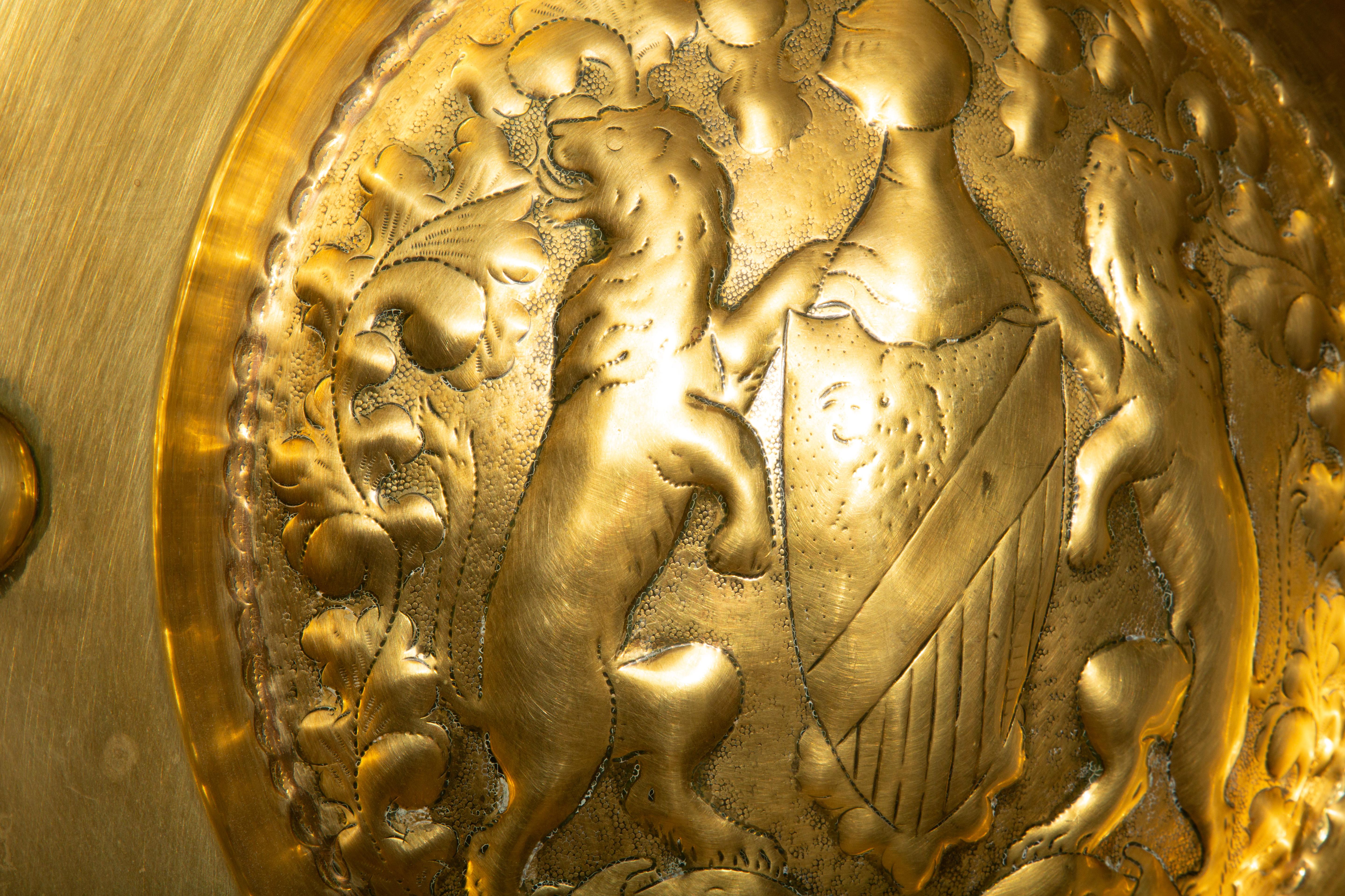 Renaissance Plat à aumônes orné du 19e siècle avec armoiries anglaises 18,25 po. en vente