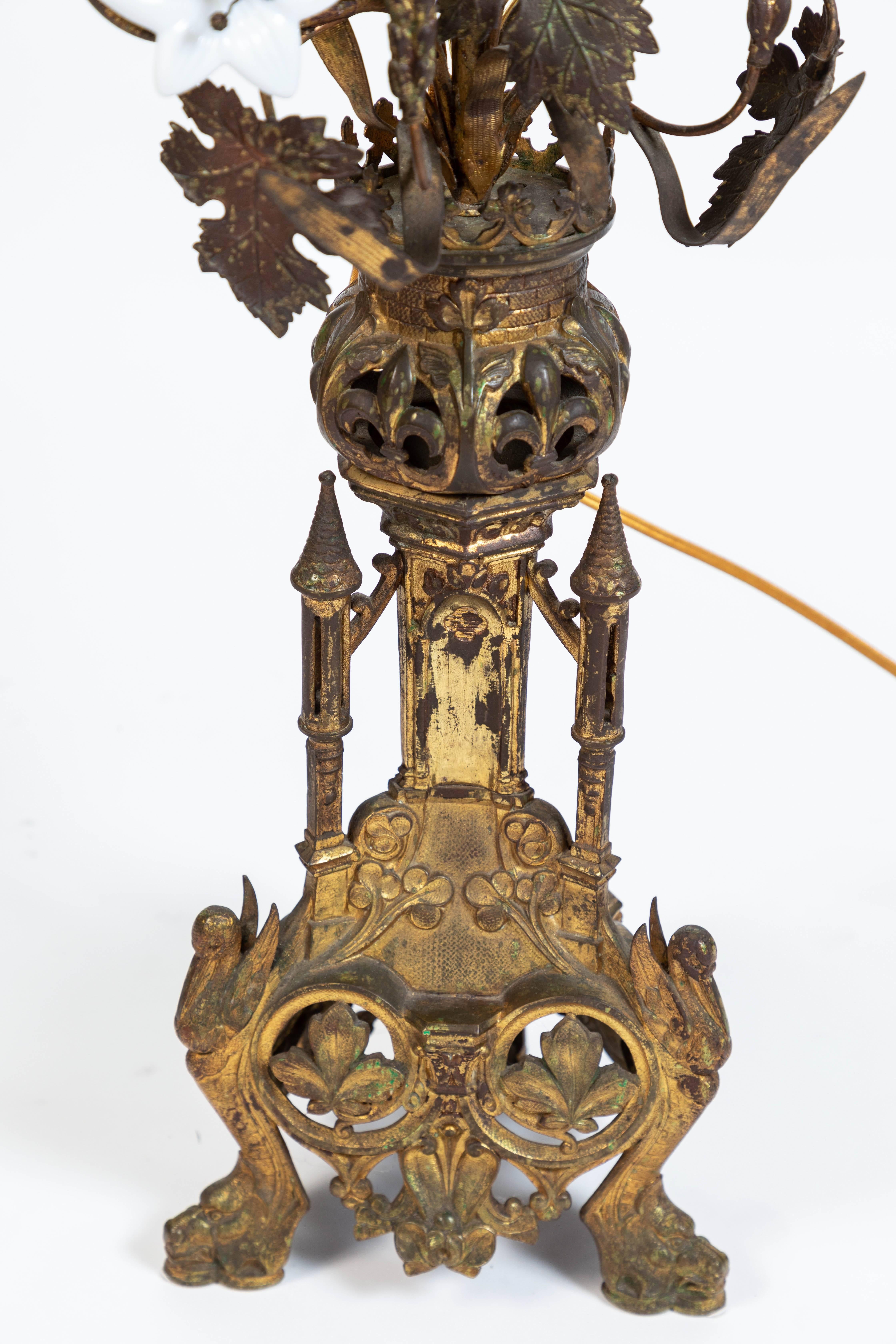 Verschnörkelte antike französische vergoldete Altarlampe aus dem 19. Jahrhundert im Zustand „Hervorragend“ im Angebot in Pasadena, CA