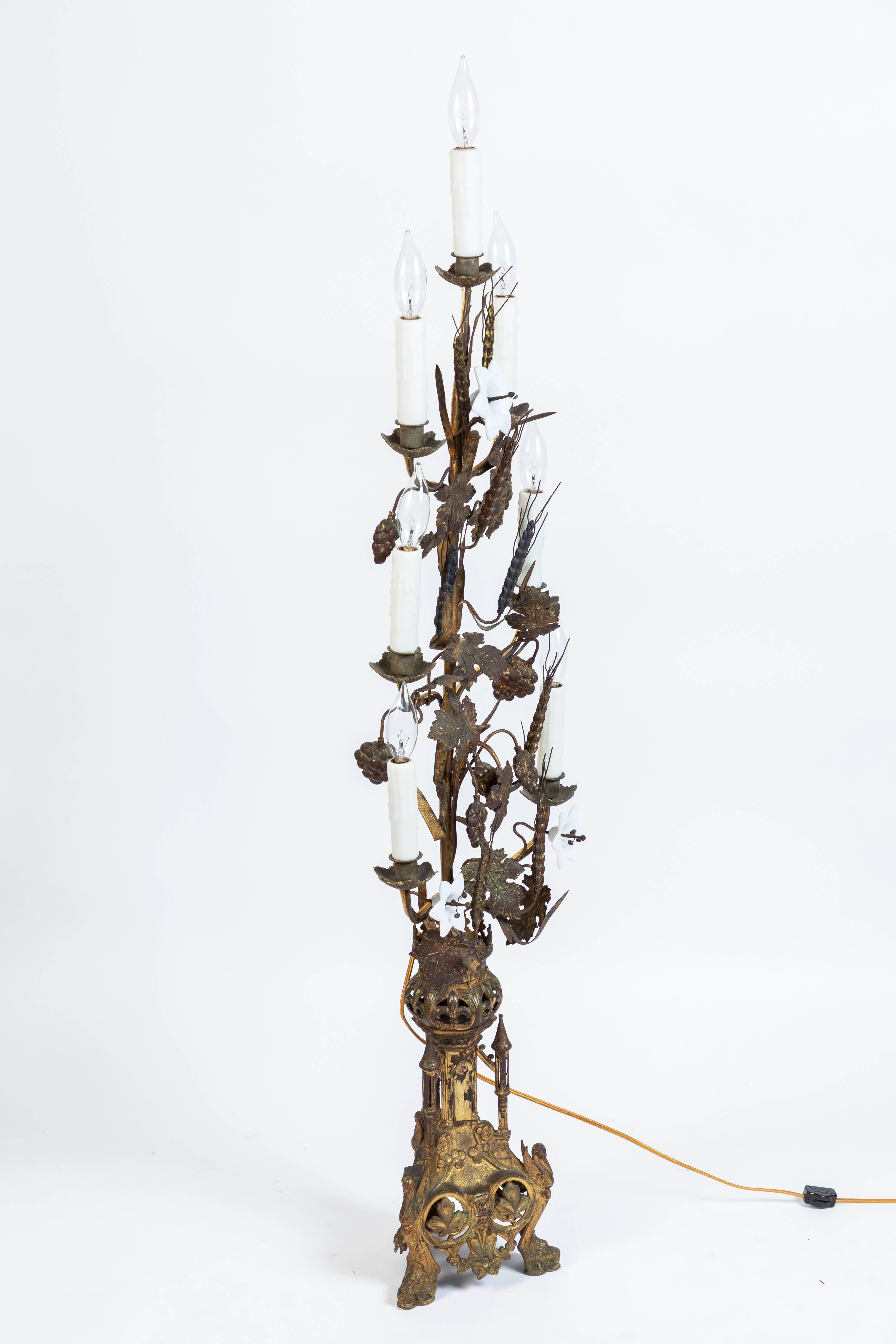 Verschnörkelte antike französische vergoldete Altarlampe aus dem 19. Jahrhundert (Opalglas) im Angebot