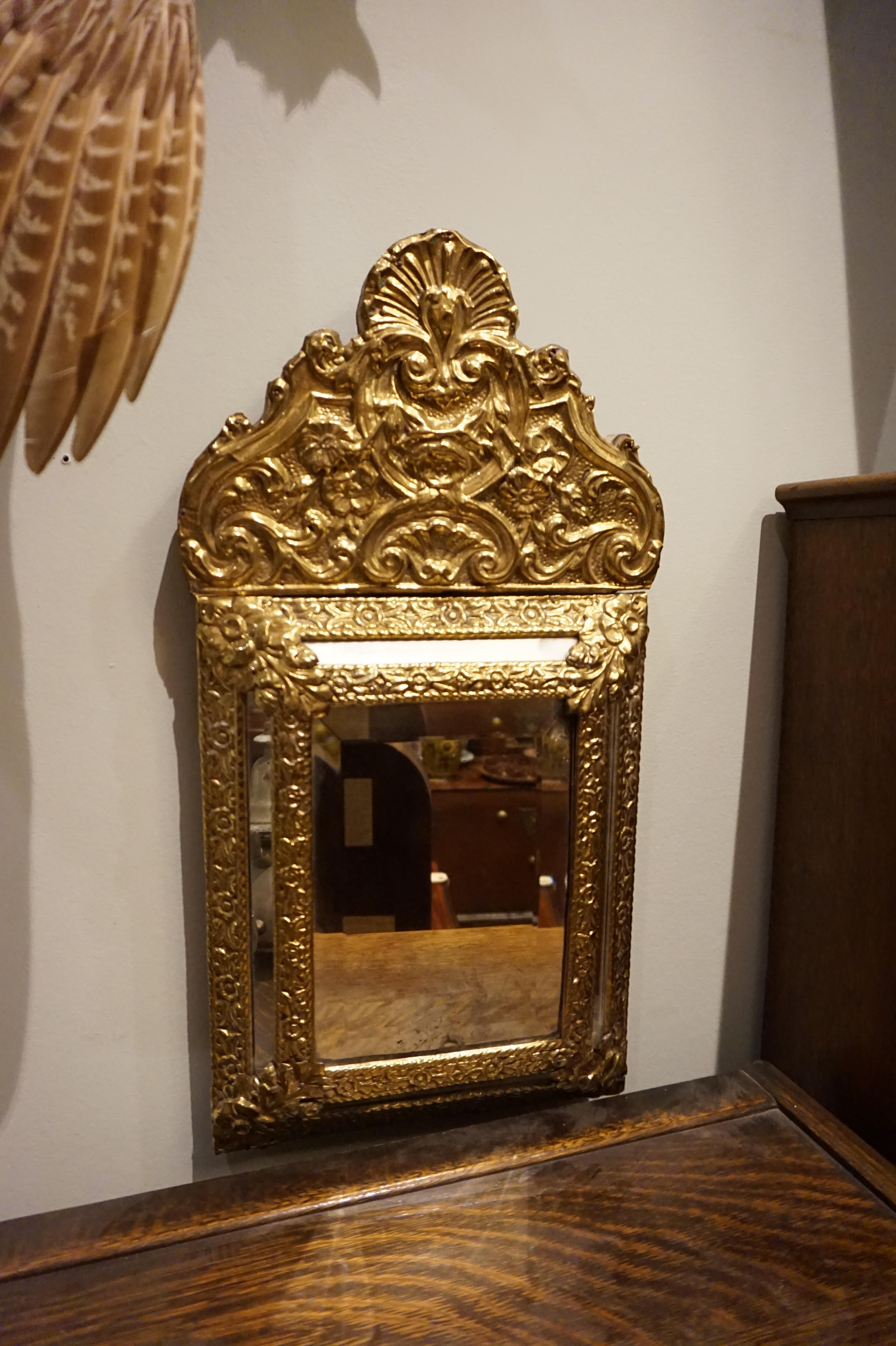 Latonería en buen estado. Excelente detalle con cristal biselado con respaldo de plomo que muestra la originalidad.