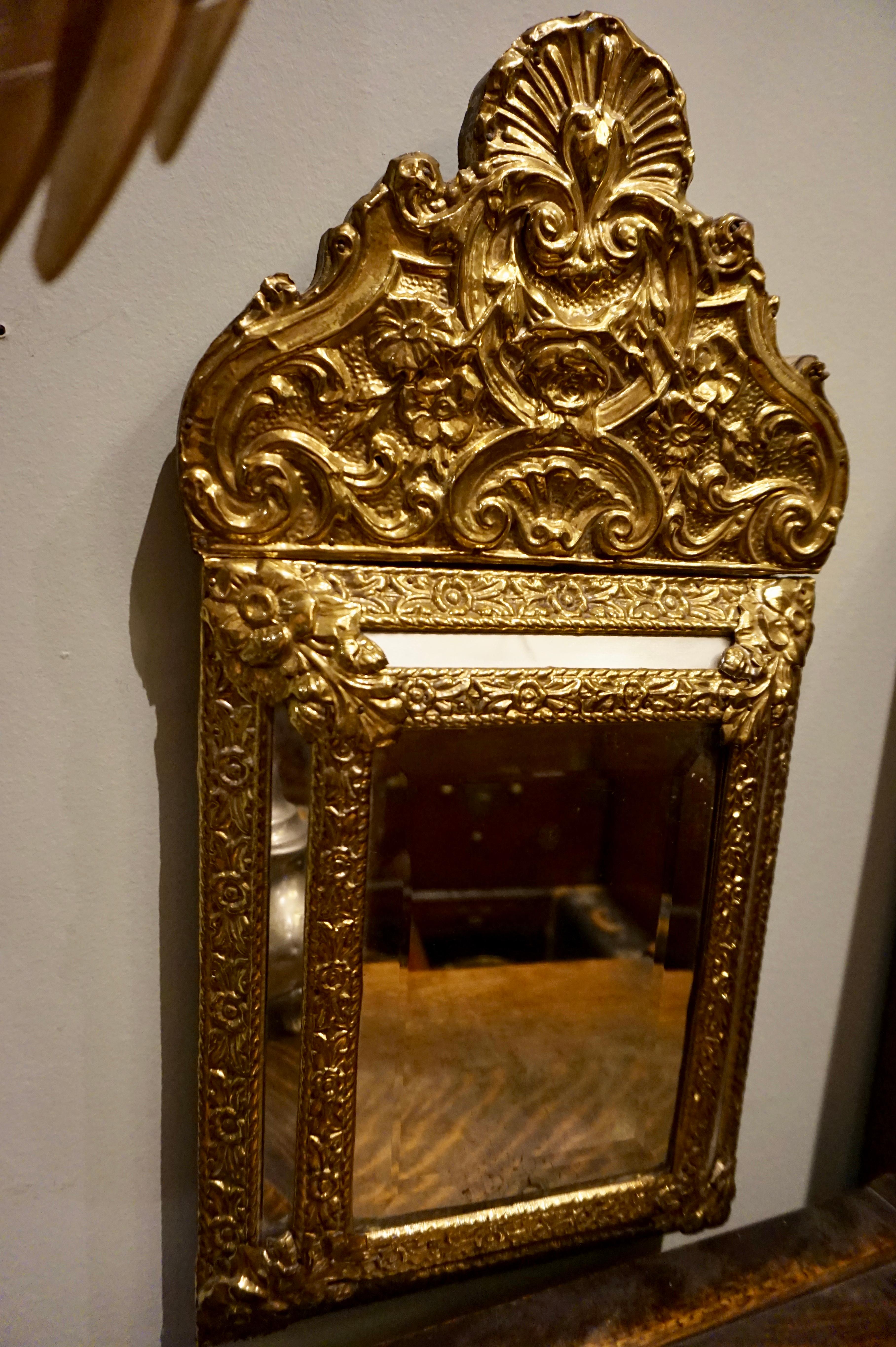 Français Miroir Napolon III en laiton orné du 19ème siècle repoussé, France en vente