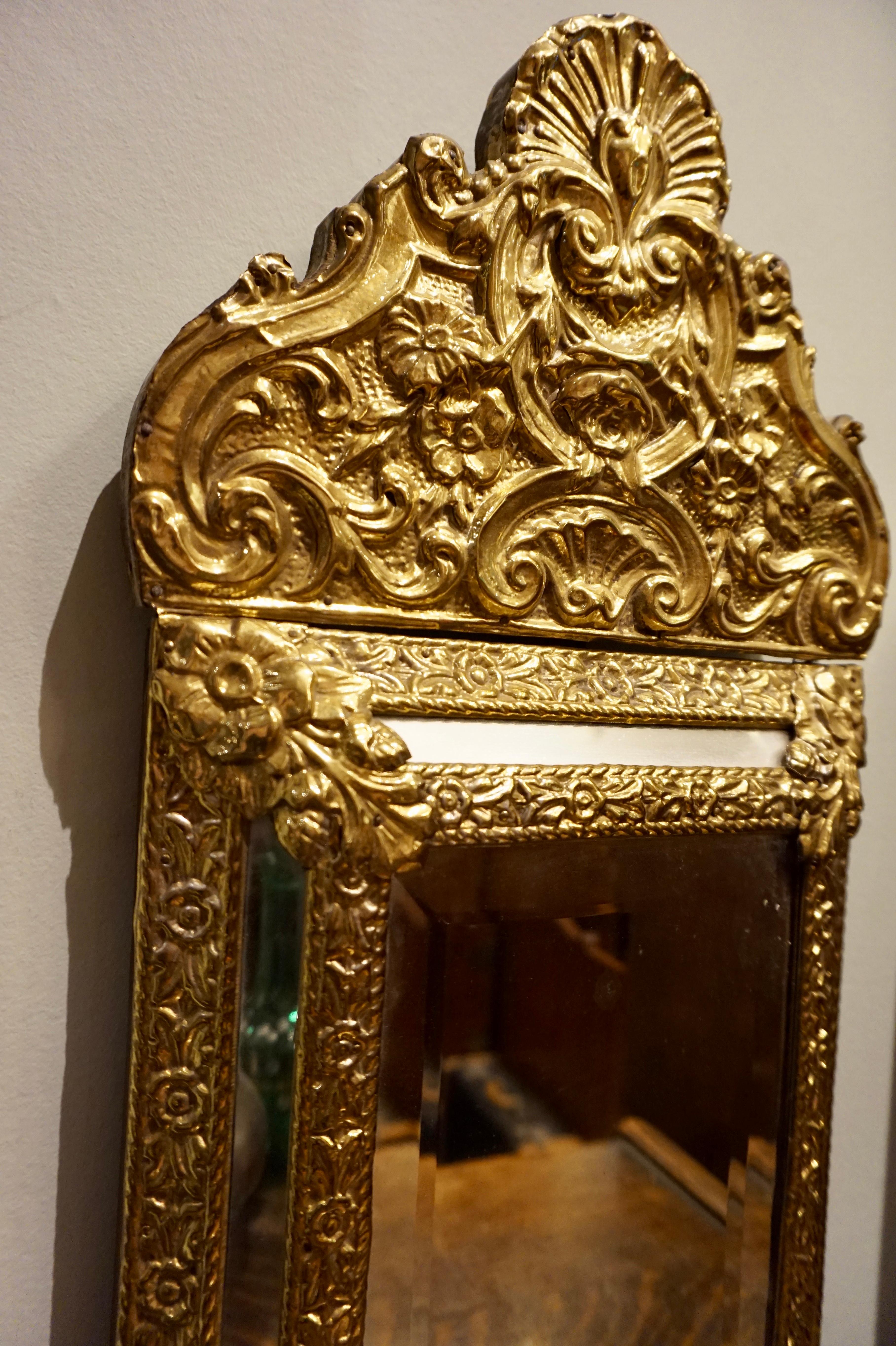 Fait main Miroir Napolon III en laiton orné du 19ème siècle repoussé, France en vente