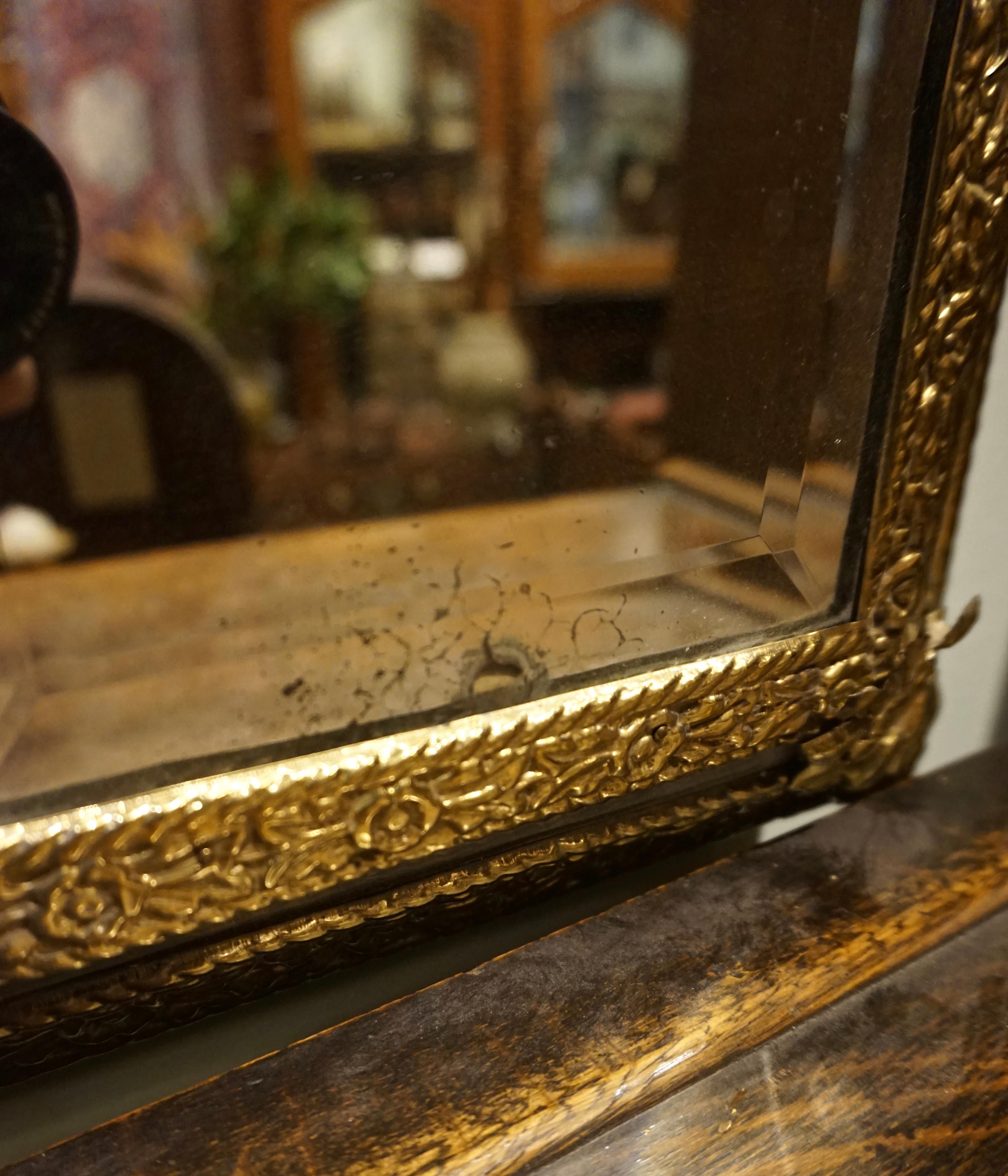 Laiton Miroir Napolon III en laiton orné du 19ème siècle repoussé, France en vente