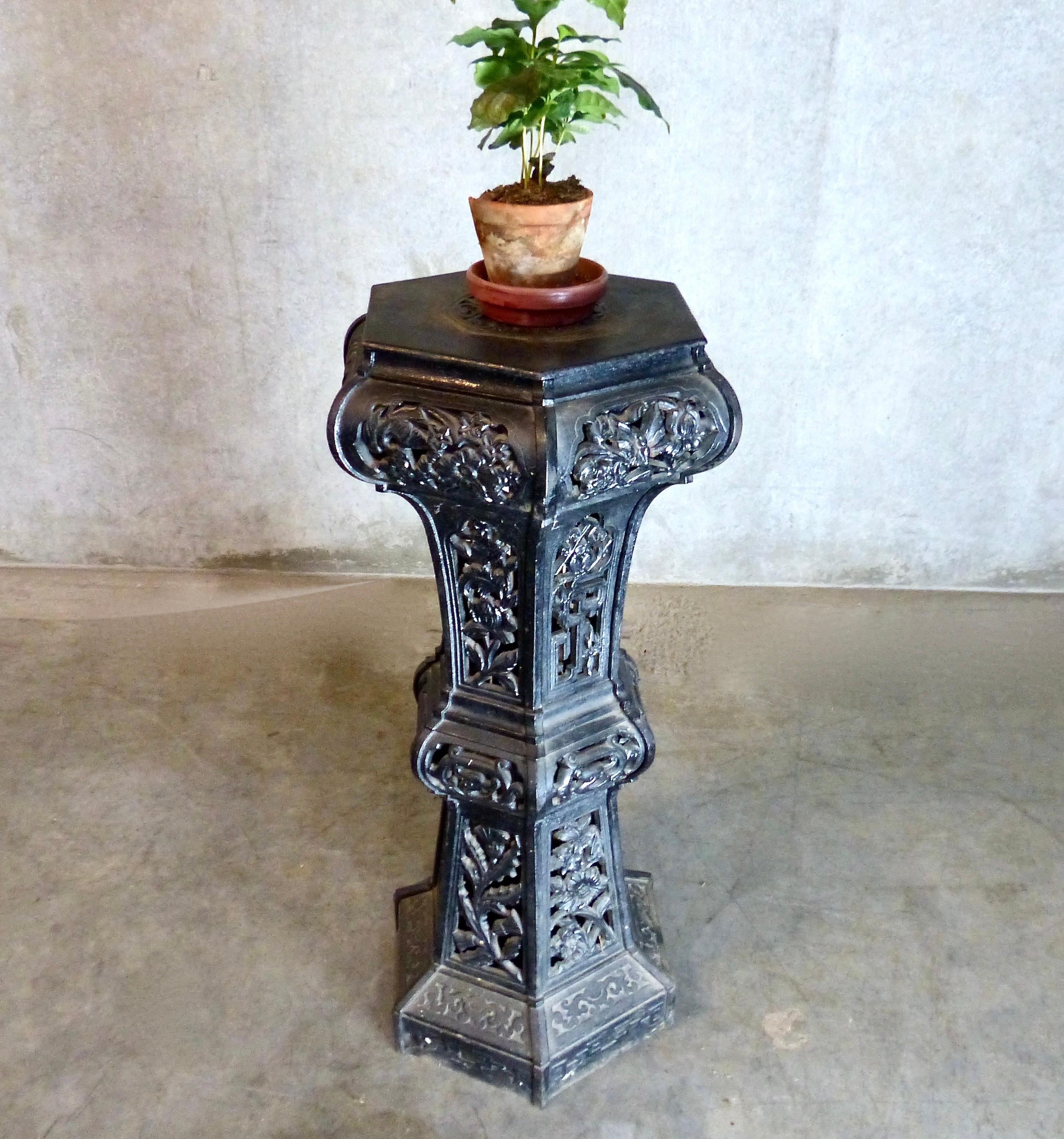 19th Century Ornate English Cast Iron Pedestal Plant Stand In Good Condition In Surrey, BC
