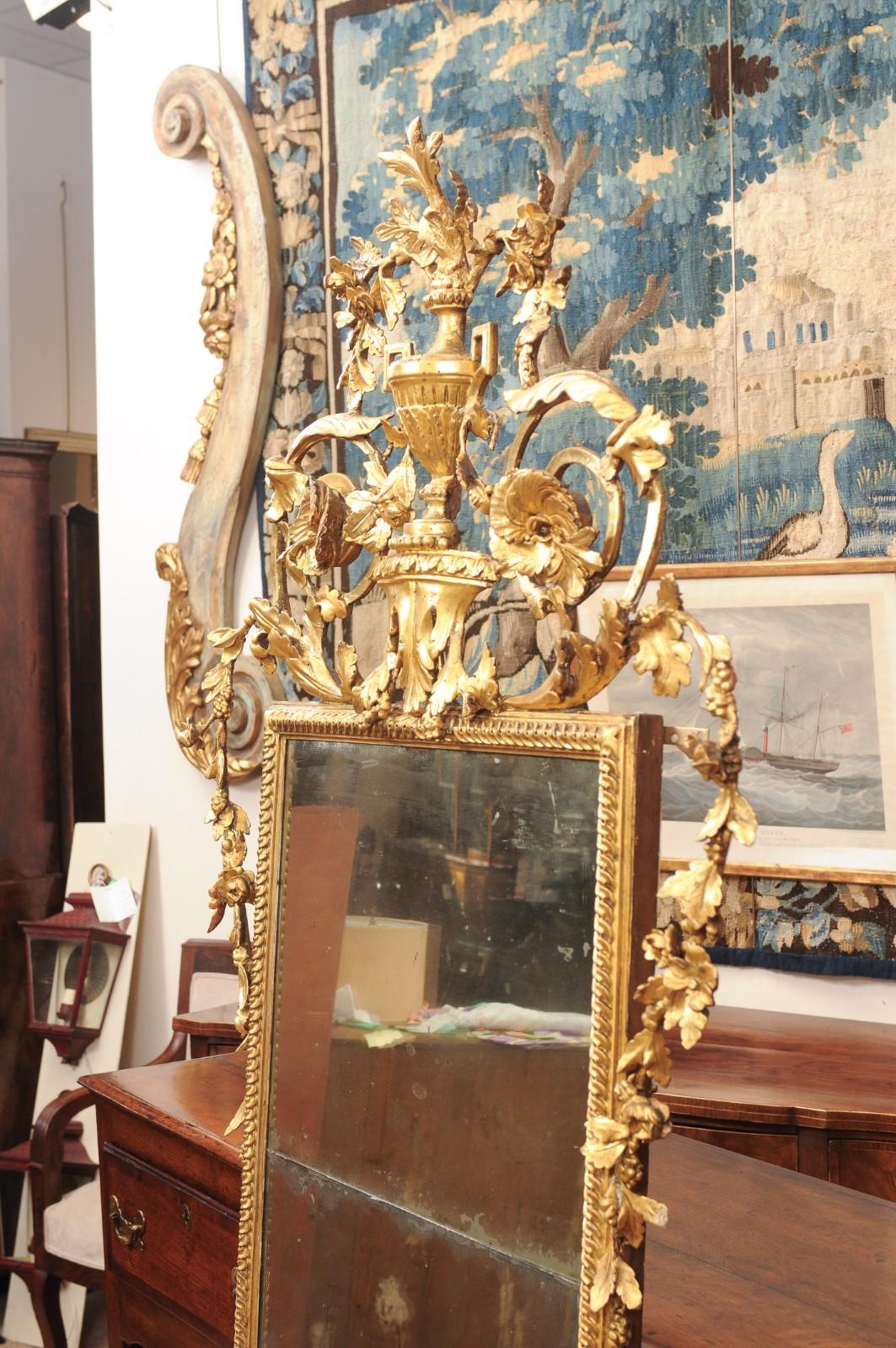 Espejo neoclásico italiano ornamentado de madera dorada del siglo XIX en venta 7