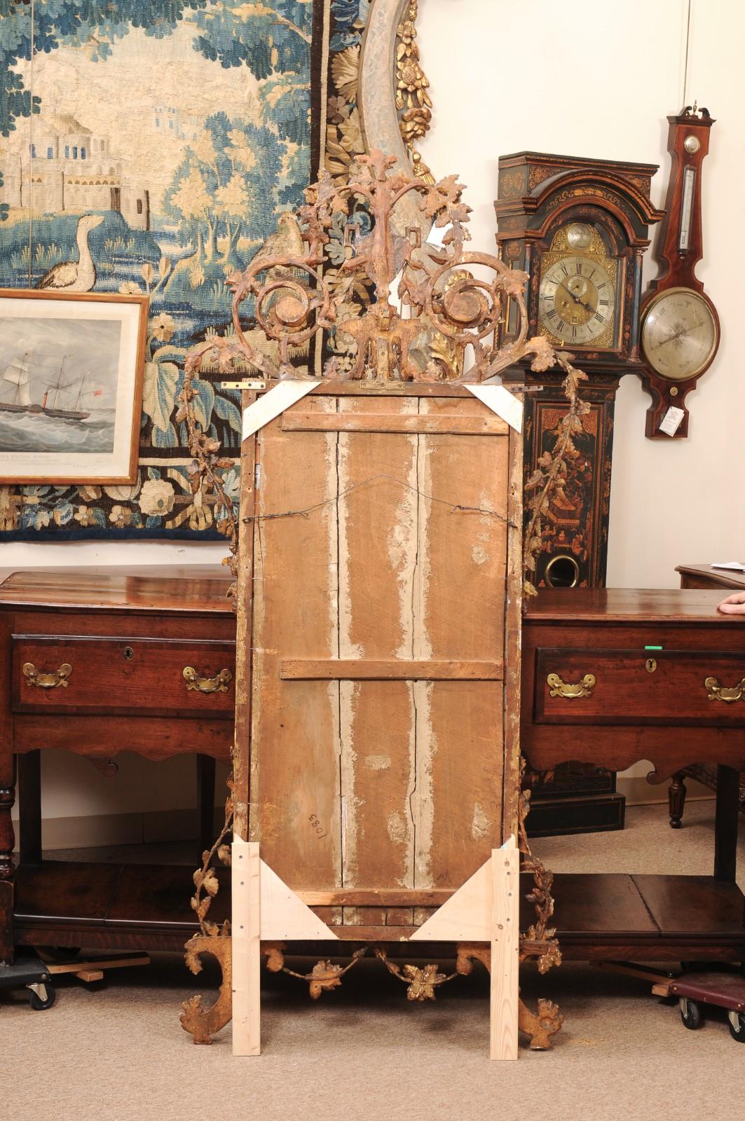 Espejo neoclásico italiano ornamentado de madera dorada del siglo XIX en venta 9