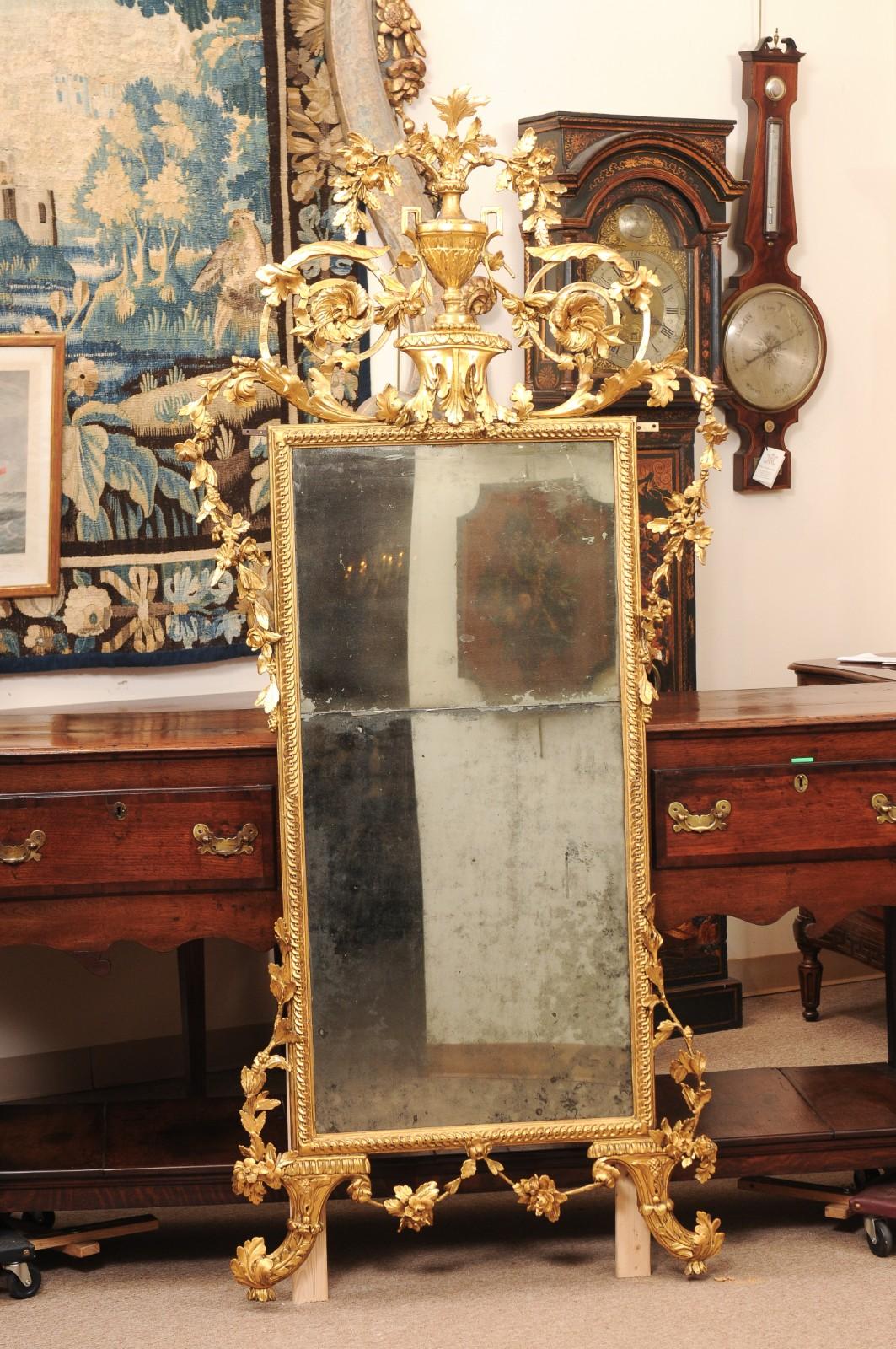 Espejo neoclásico italiano ornamentado de madera dorada del siglo XIX Italiano en venta