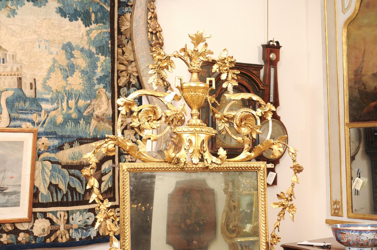 Espejo neoclásico italiano ornamentado de madera dorada del siglo XIX Madera dorada en venta