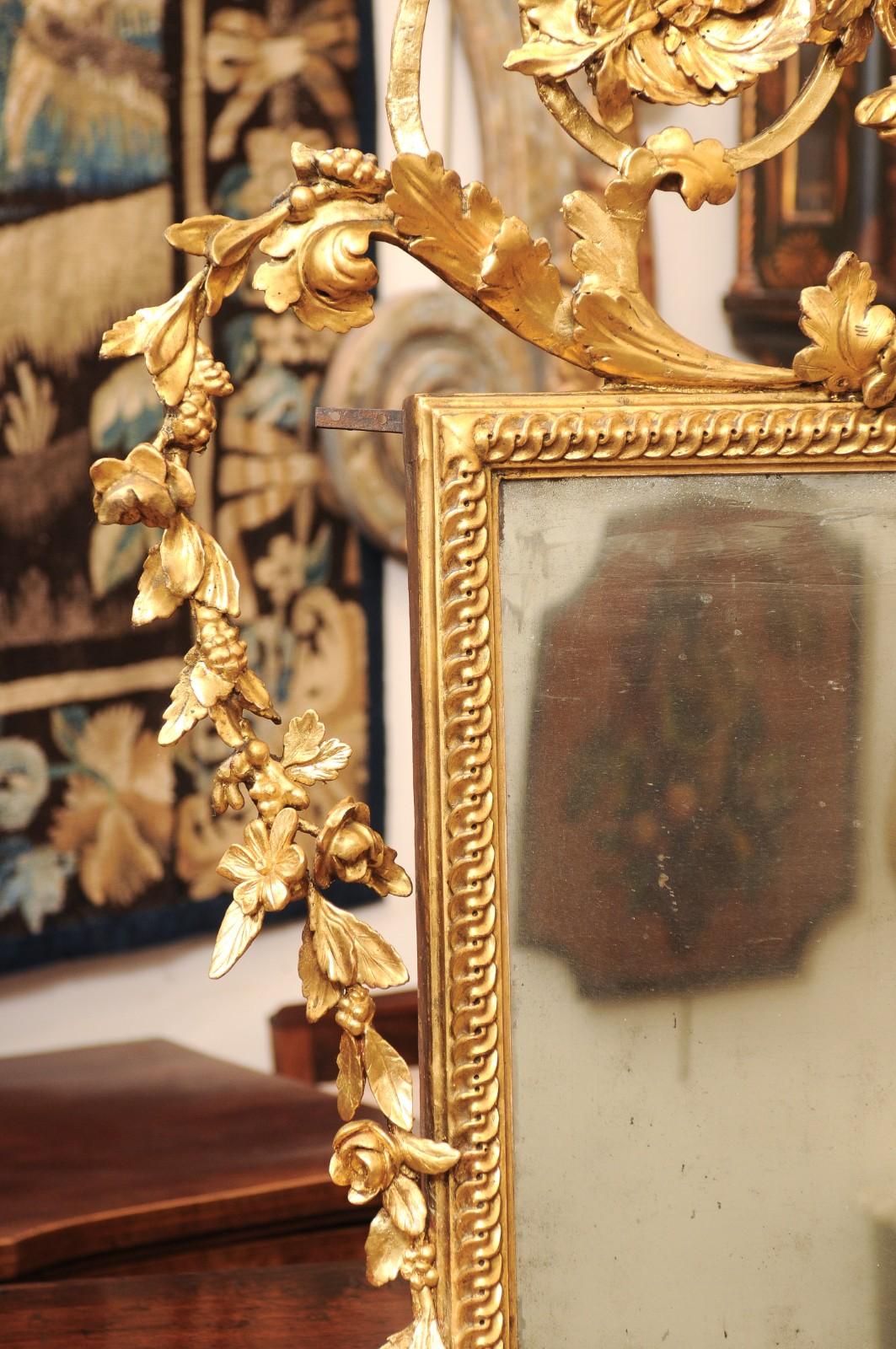 Espejo neoclásico italiano ornamentado de madera dorada del siglo XIX en venta 1