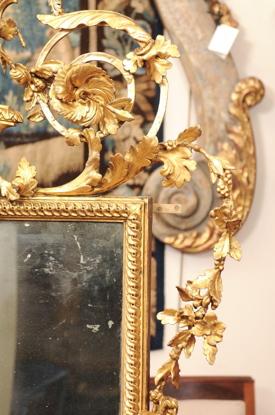 Espejo neoclásico italiano ornamentado de madera dorada del siglo XIX en venta 2