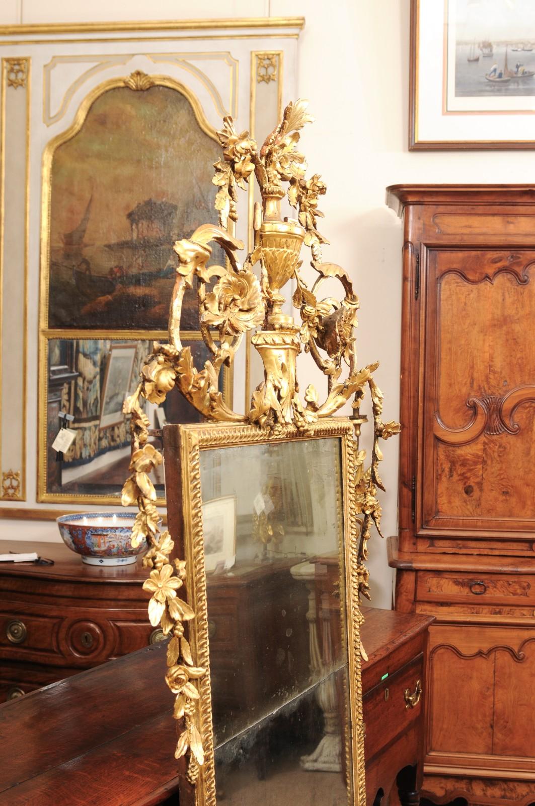 Espejo neoclásico italiano ornamentado de madera dorada del siglo XIX en venta 5