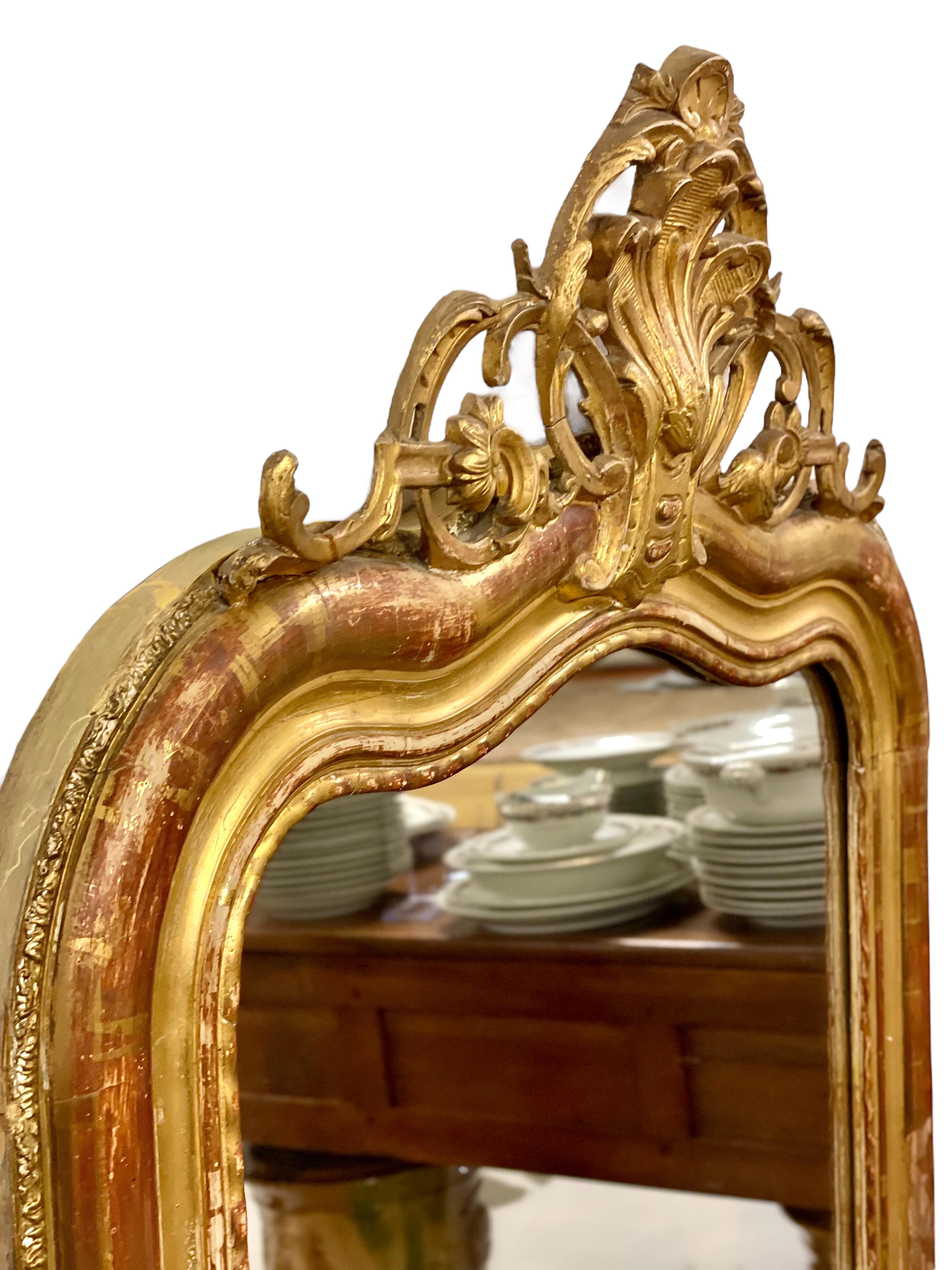 Intagliato a mano Specchio ornato in legno dorato Louis Philippe del XIX secolo in vendita