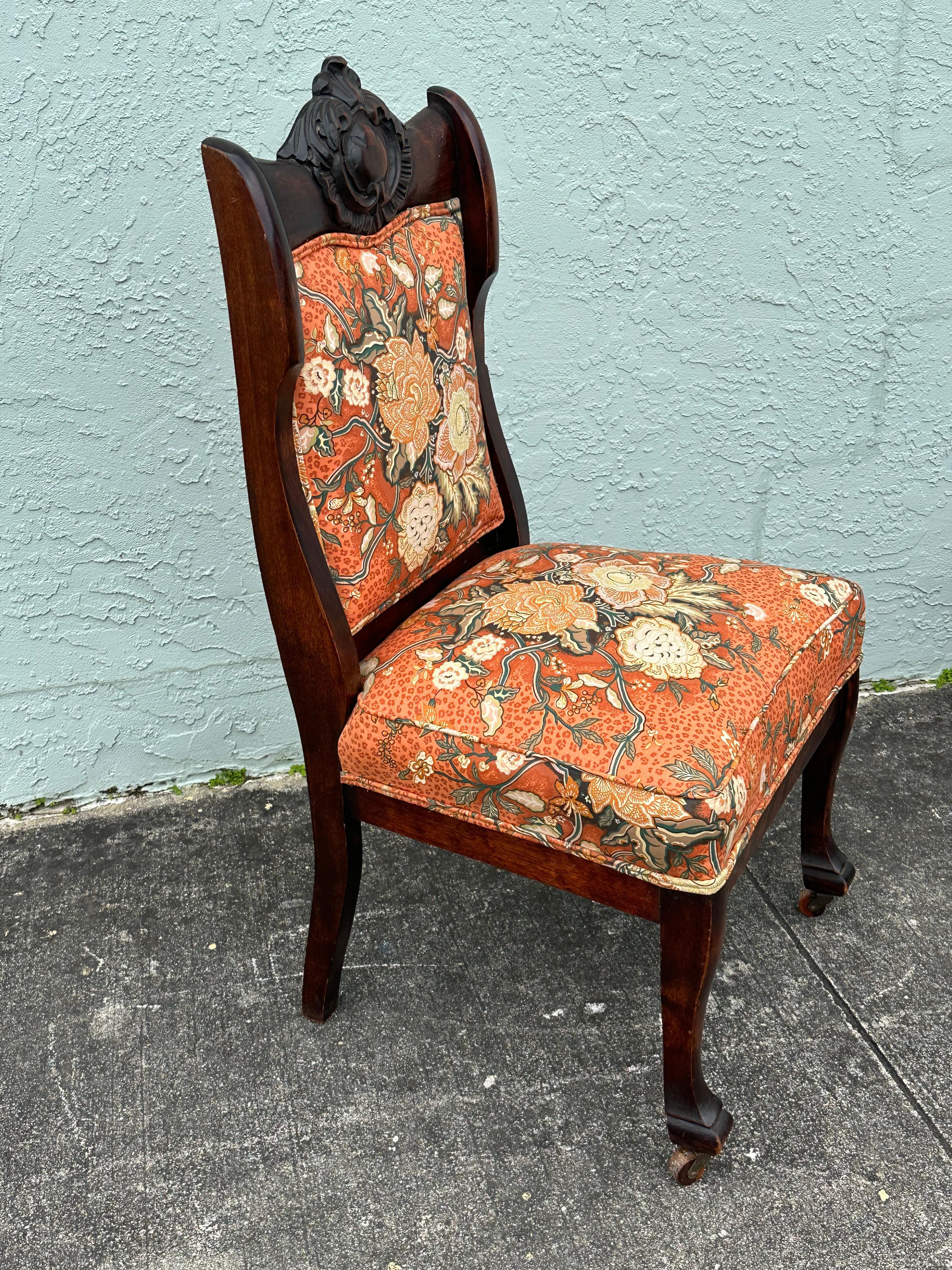 19. Jahrhundert Verziertes Nussbaumholz Floral Chinoiserie Stil Schreibtischstuhl (Französisch) im Angebot