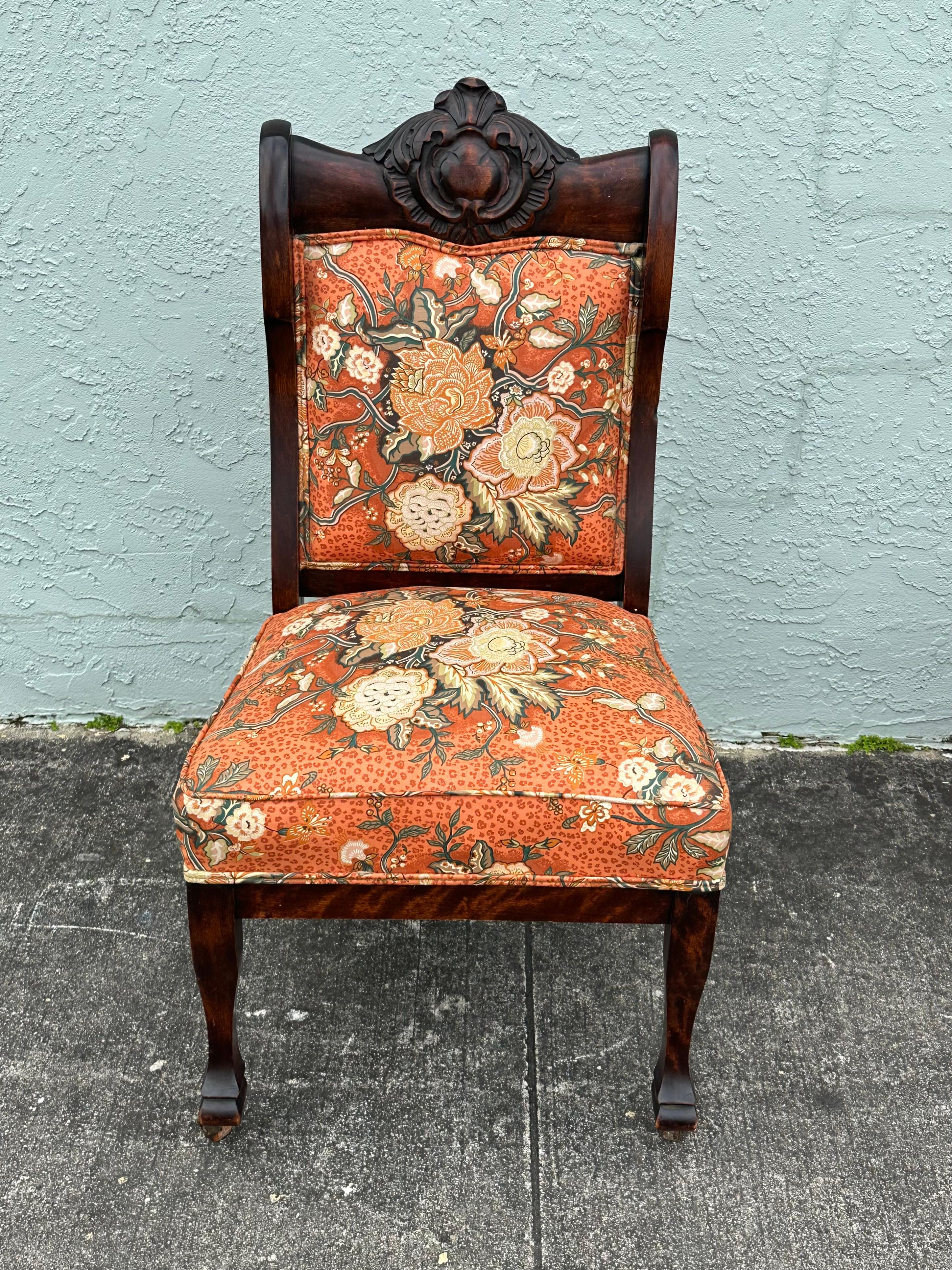19. Jahrhundert Verziertes Nussbaumholz Floral Chinoiserie Stil Schreibtischstuhl (Polster) im Angebot