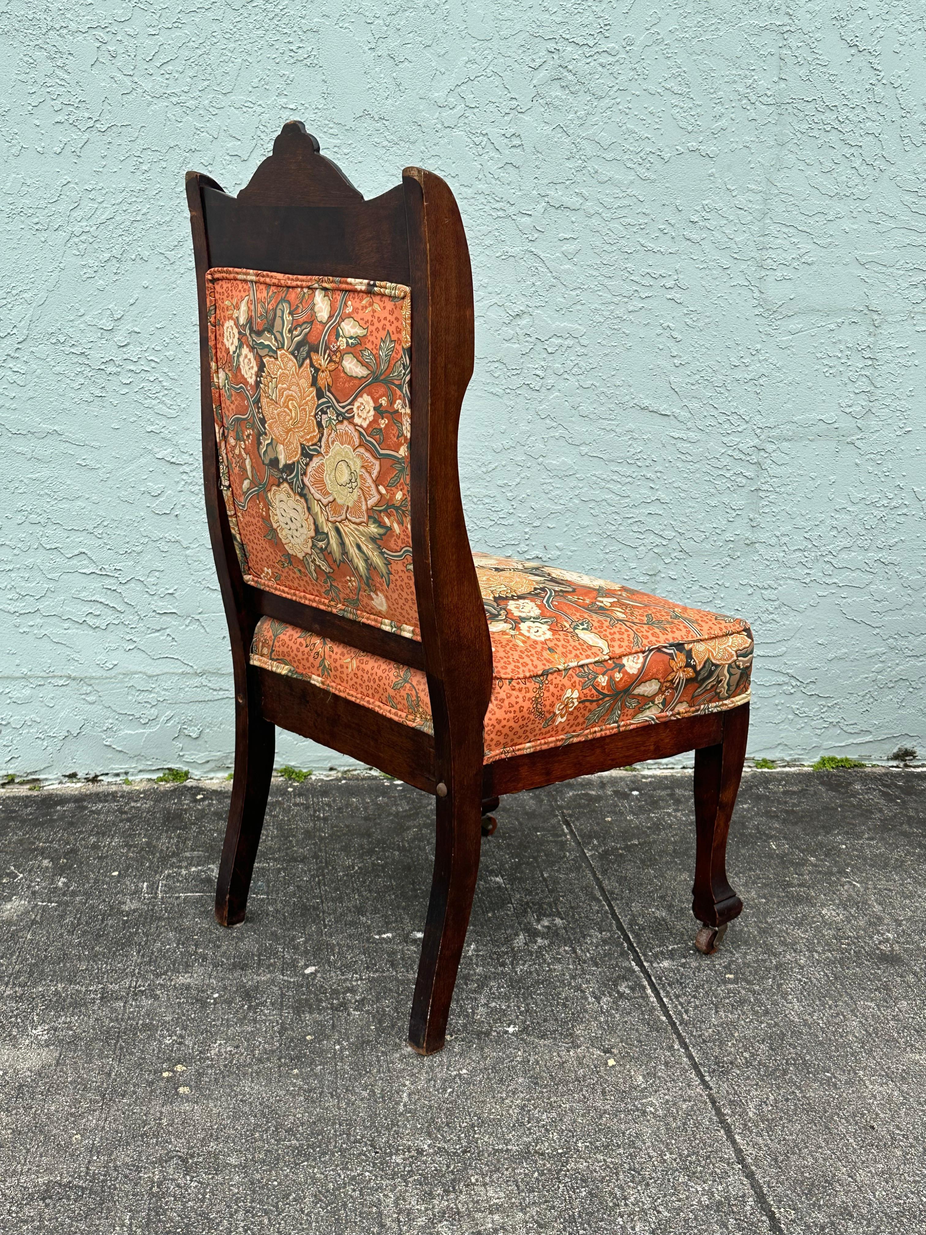 19. Jahrhundert Verziertes Nussbaumholz Floral Chinoiserie Stil Schreibtischstuhl im Angebot 1