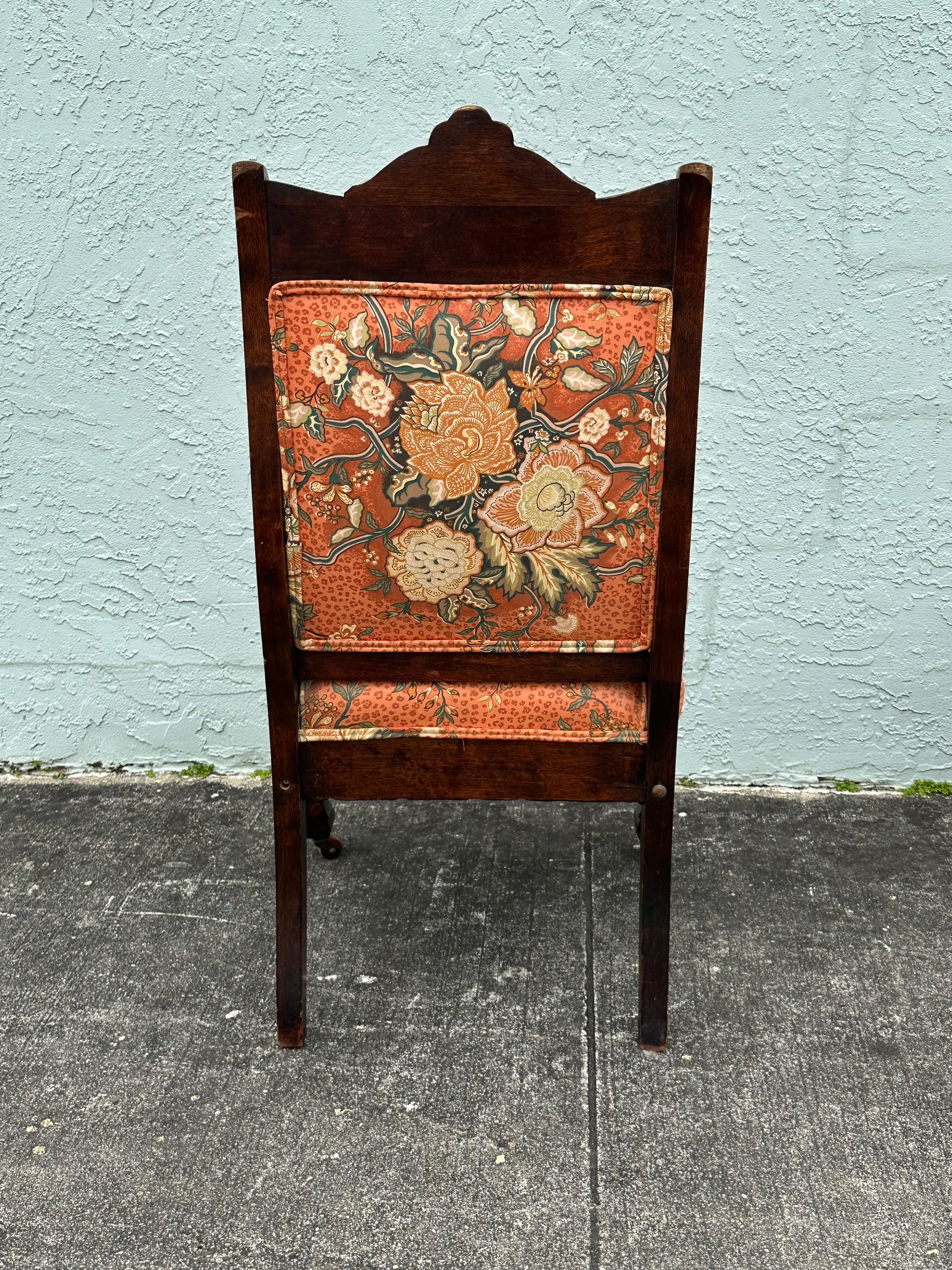 19. Jahrhundert Verziertes Nussbaumholz Floral Chinoiserie Stil Schreibtischstuhl im Angebot 3