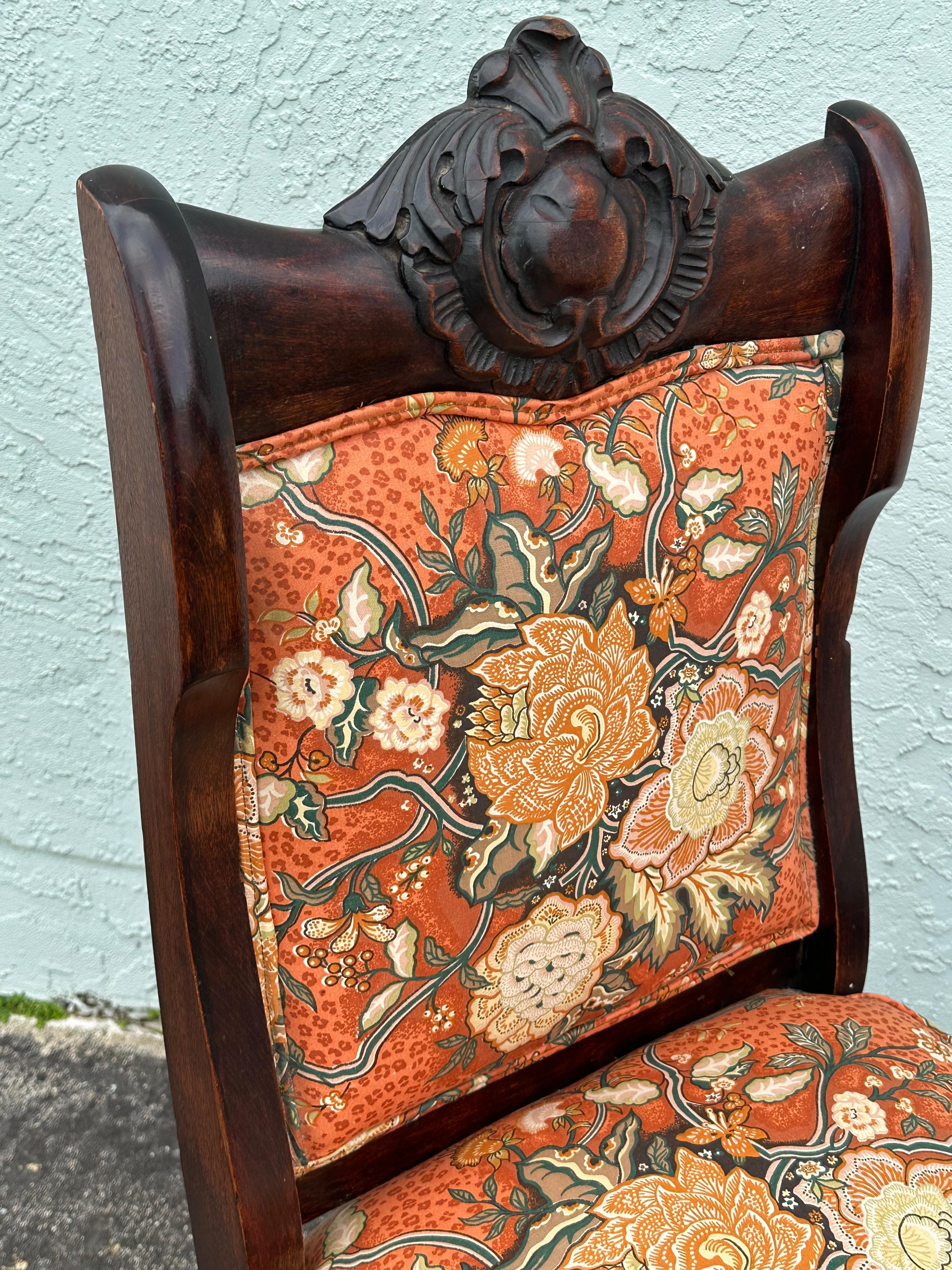 19. Jahrhundert Verziertes Nussbaumholz Floral Chinoiserie Stil Schreibtischstuhl im Angebot 4