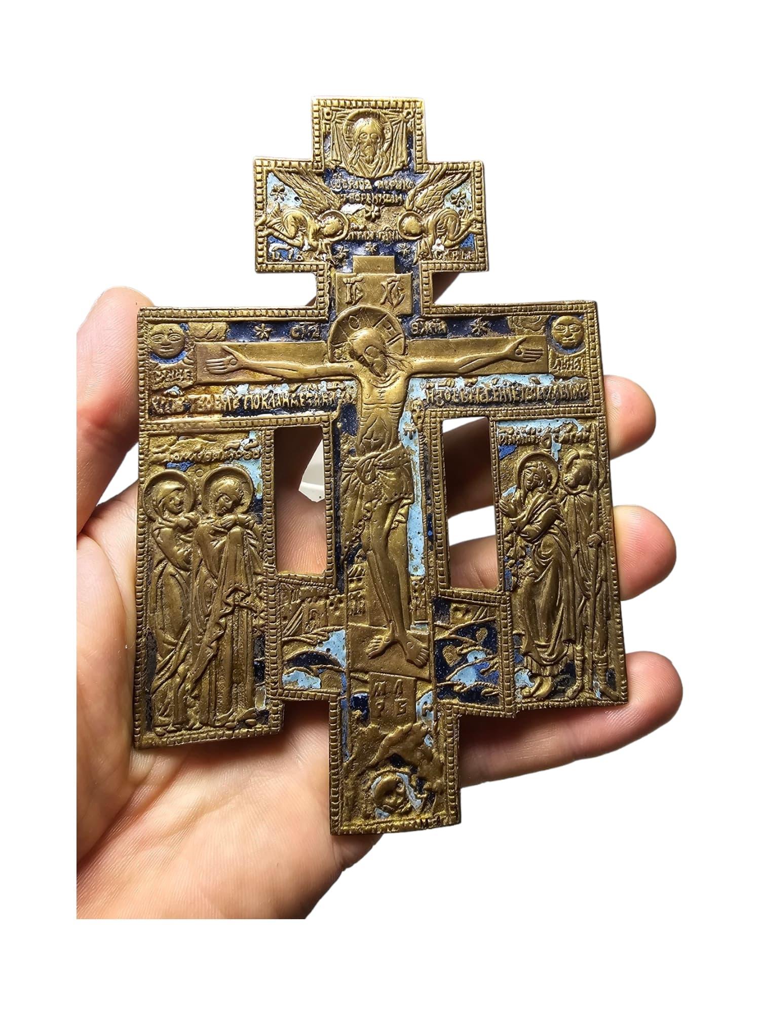 Cette exquise croix orthodoxe du XIXe siècle est fabriquée en bronze et ornée d'émail, une combinaison qui garantit sa durabilité et son attrait visuel. Les dimensions de la croix sont de 16 cm de hauteur, 11 cm de largeur et 1 cm d'épaisseur, ce