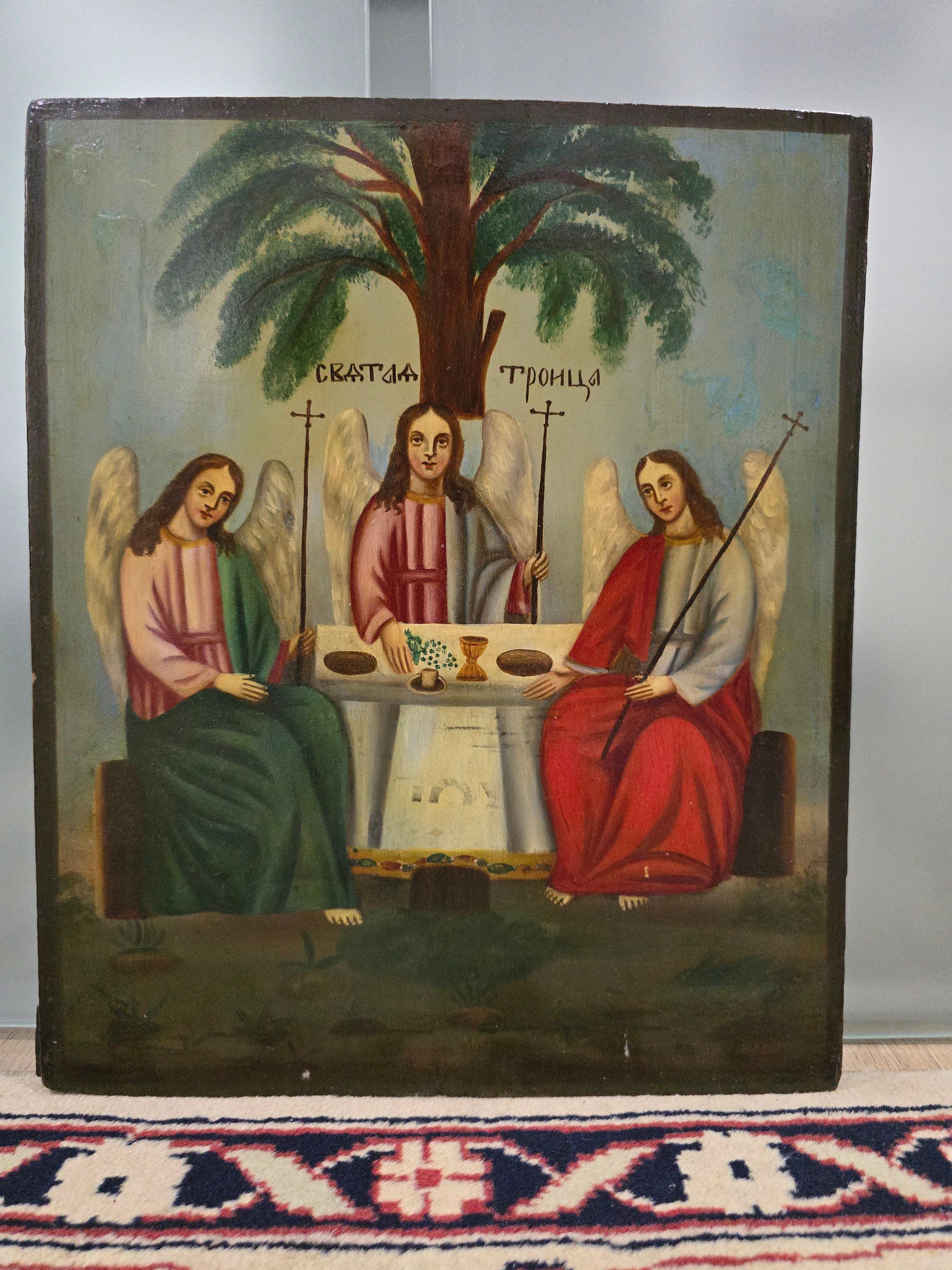 Présentation d'une magnifique icône orthodoxe du XIXe siècle représentant la Trinité de l'Ancien Testament. Cette pièce est peinte à la détrempe sur un panneau de bois, illustrant l'art religieux traditionnel de cette époque.

Caractéristiques