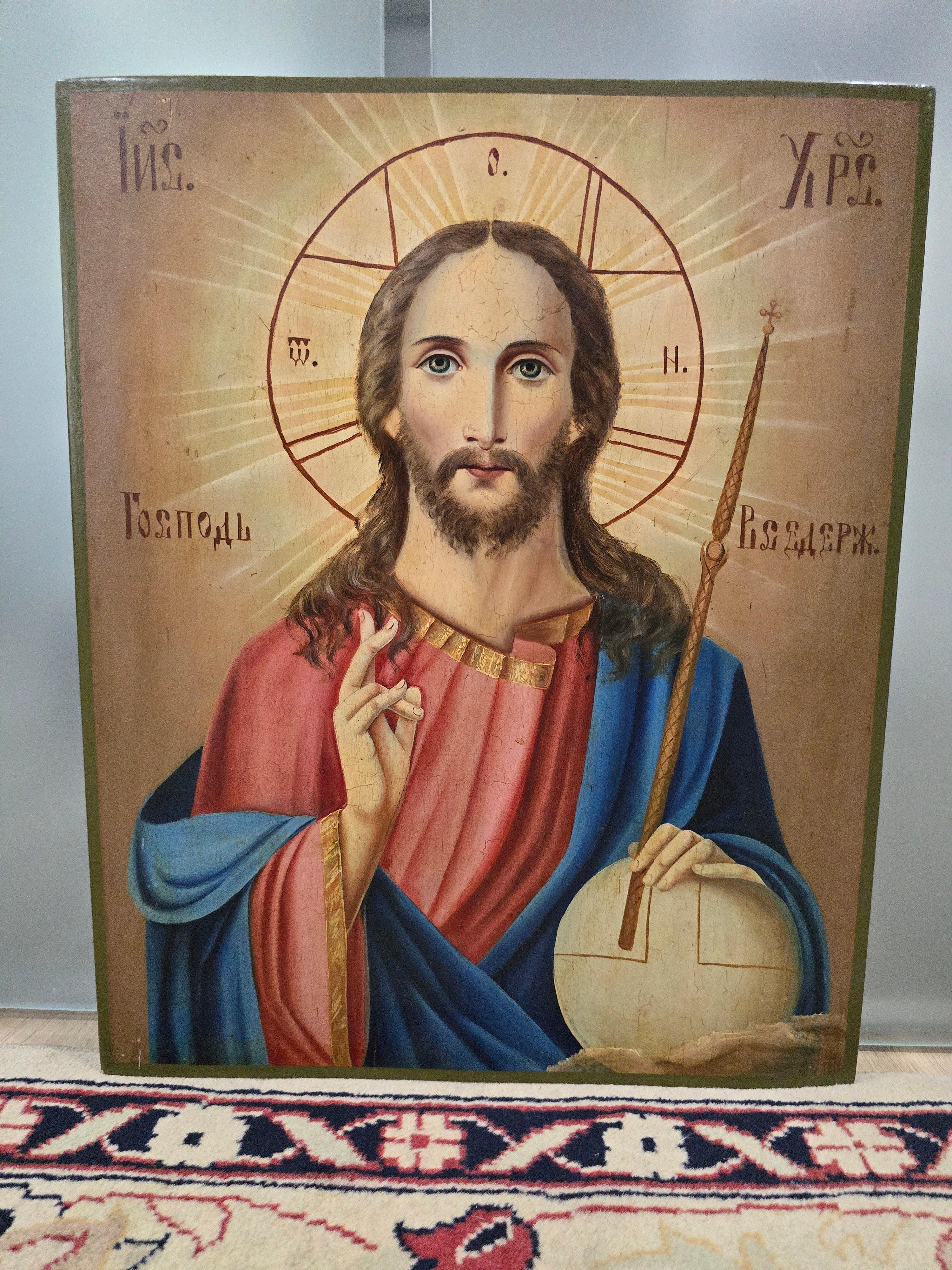 Präsentation einer prächtigen orthodoxen Ikone aus dem 19. Jahrhundert, die den Pantokrator darstellt. Dieses Werk ist mit Temperamalerei auf eine Holztafel gemalt und ein Beispiel für die traditionelle religiöse Kunst dieser Epoche.

Wesentliche