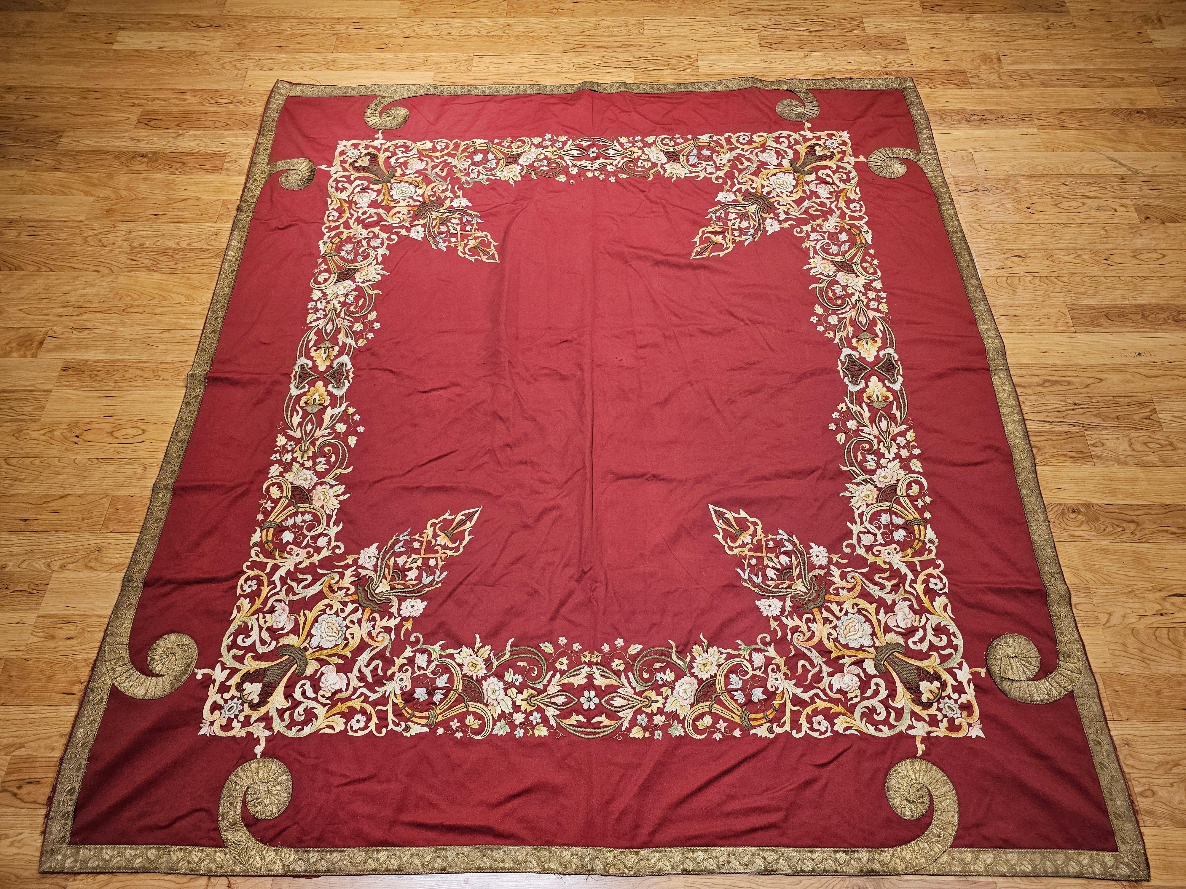  Ottomane aus dem 19. Jahrhundert  Seiden- und Goldfaden-Stickerei Textil.  Der quadratische Stoff aus roter Baumwolle ist mit einer aufwendigen Seiden- und Goldfadenstickerei aus Arabesken, Blumen und Schriftrollen verziert, die von einem breiten