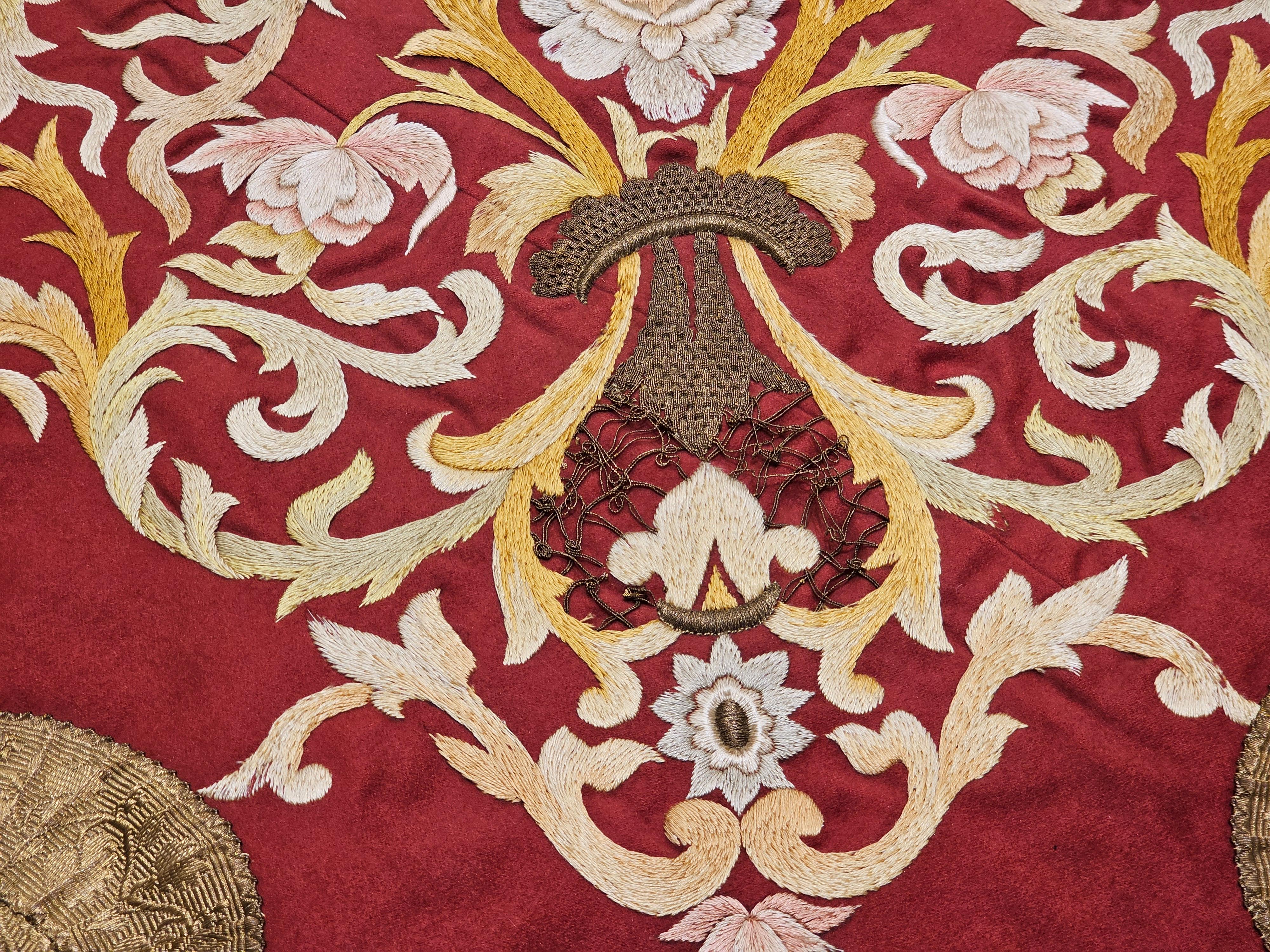 Ottomane, handbestickter Wandteppich aus Seide und vergoldeten Fäden, 19. Jahrhundert (Handgefertigt) im Angebot