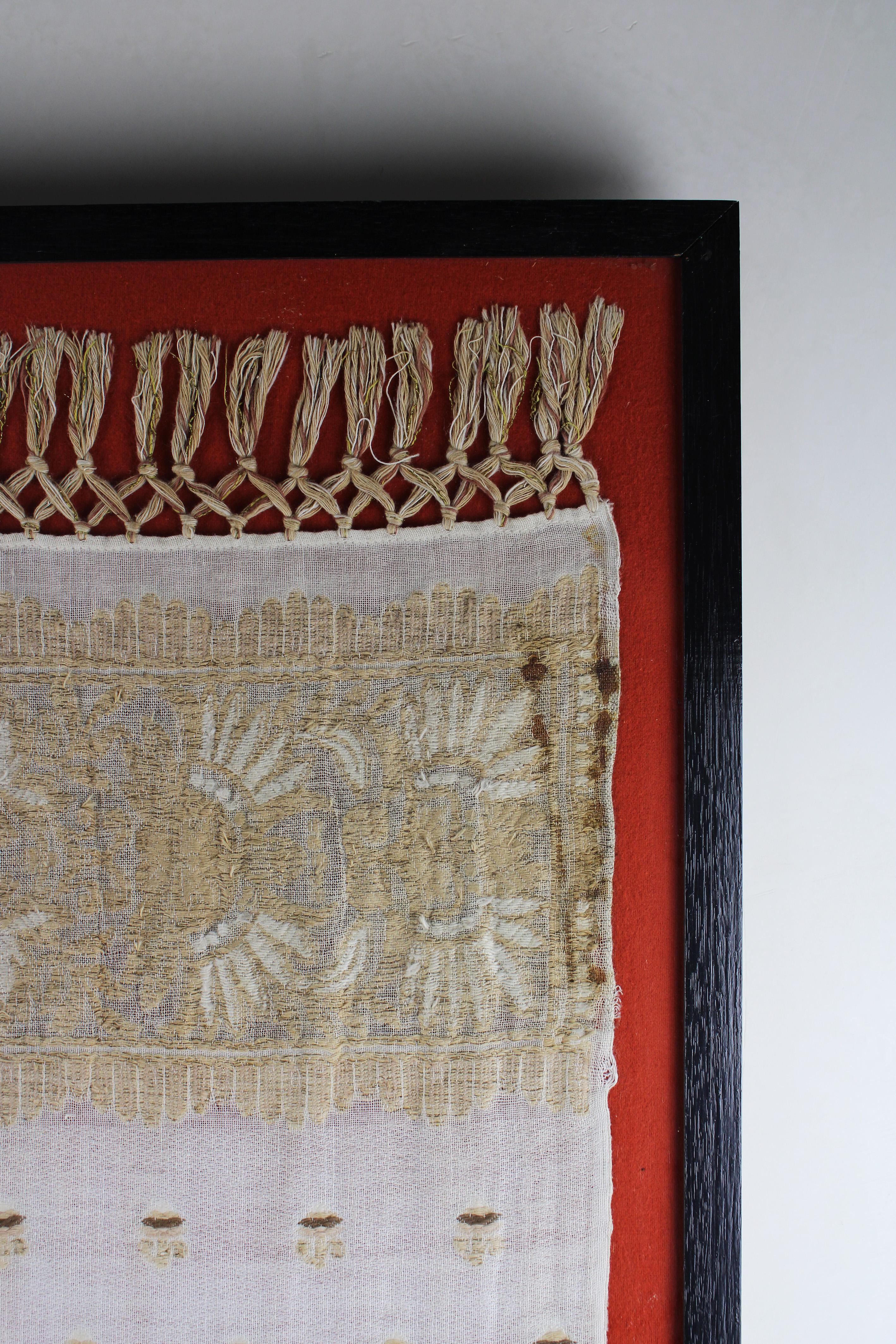 Presenting an exquisite 19th-century Ottoman towel, meticulously crafted from linen and adorned with gold metallic weaving. This stunning piece, originating from Turkey, showcases the intricate artistry and opulence characteristic of Ottoman