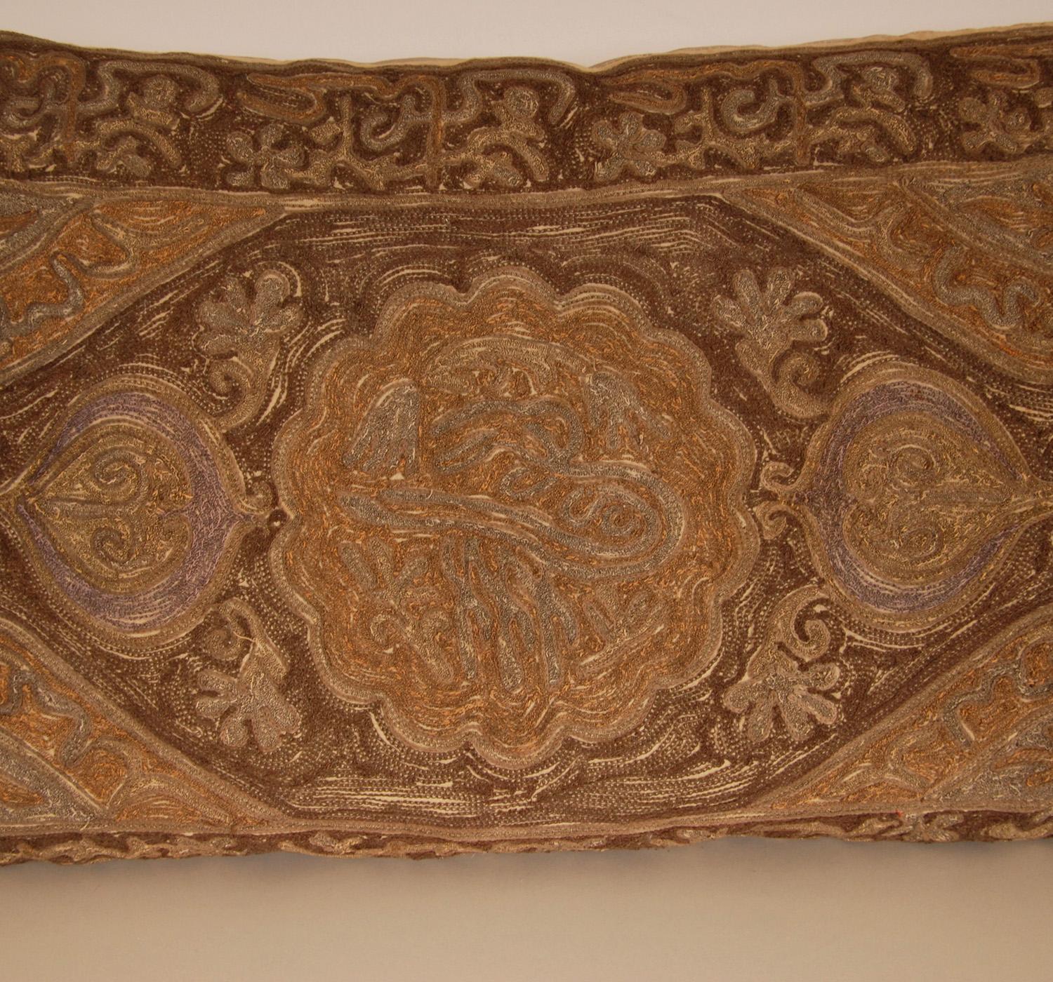 Großes Ottomane-Kissen aus dem 19.
Feinste Qualität Ottomane Kissen opulent handgefertigte Seide und Metallfaden Stickerei.
Abgeschlossen mit 4 silberfarbenen Quasten
Kissen mit reichem, farbenfrohem und luxuriösem Aussehen in Silber und